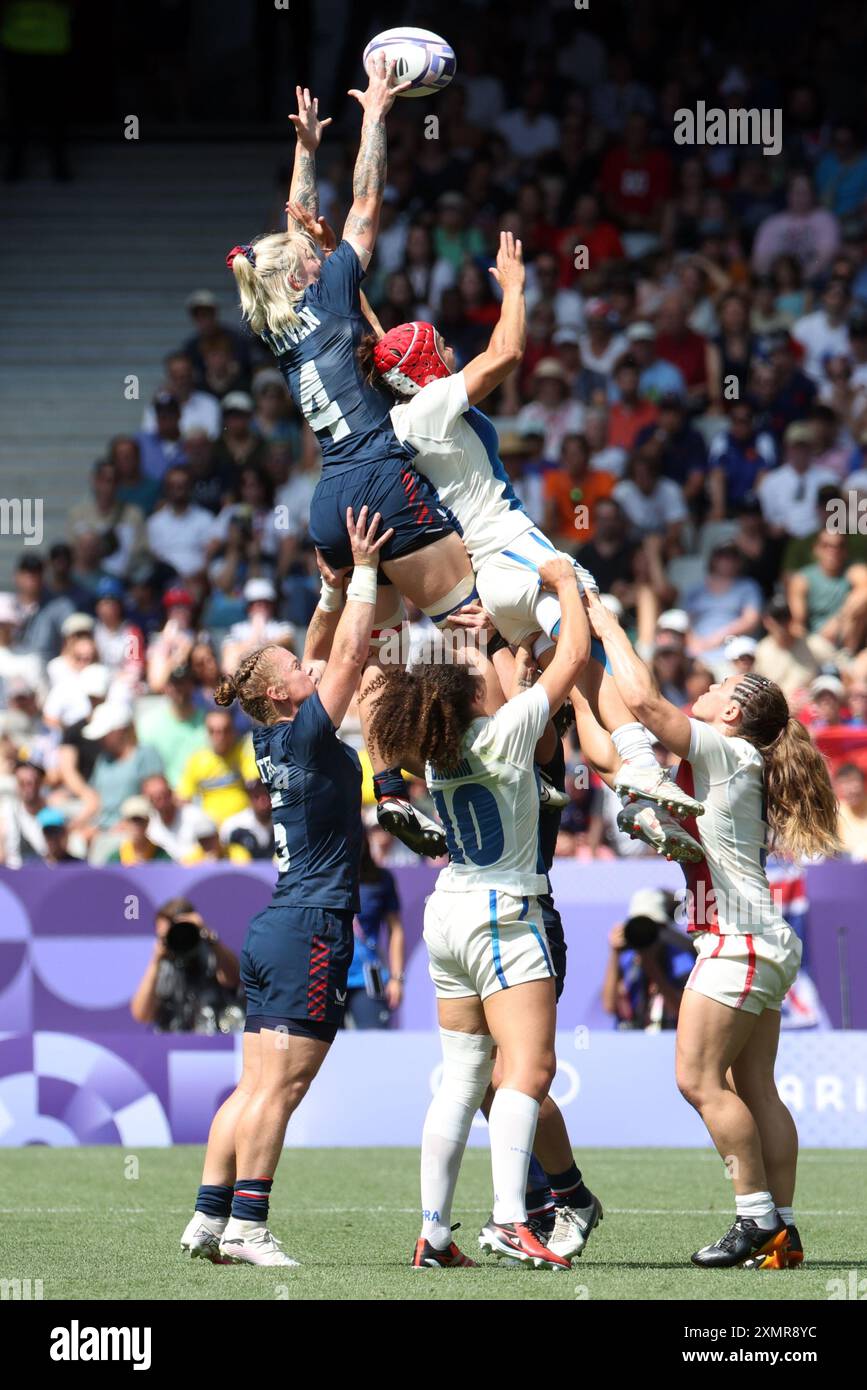 Paris, Frankreich. Juli 2024. Die Spieler greifen am Montag, den 29. Juli, im Stade de France in Saint Denis, nördlich von Paris, in Frankreich, beim Rugby-Sieben-Spiel der Frauen Frankreich gegen die USA beim Fechten-Wettbewerb der Olympischen Sommerspiele 2024 auf den Ball zu. 2024. Foto: Maya Vidon-White/UPI Credit: UPI/Alamy Live News Stockfoto