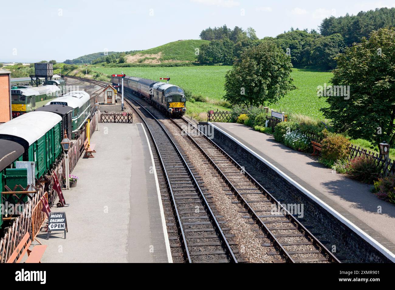 Diesellokomotive der Baureihe 37 D6732, die am Bahnhof Weybourne mit einem Zug auf der North Nofolk Railway ankommt Stockfoto