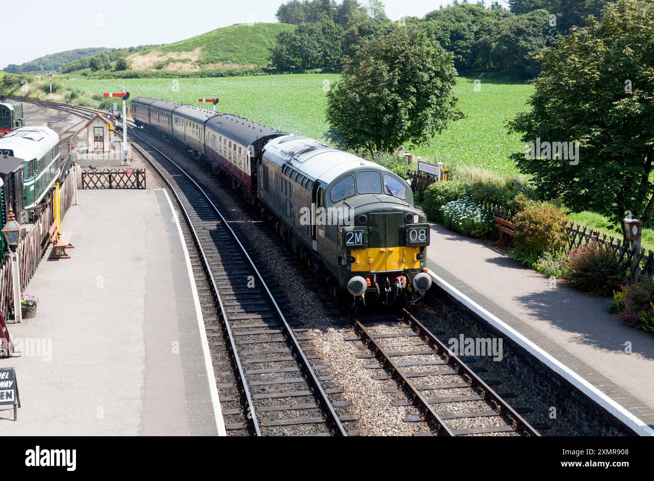 Diesellokomotive der Baureihe 37 D6732, die am Bahnhof Weybourne mit einem Zug auf der North Nofolk Railway ankommt Stockfoto