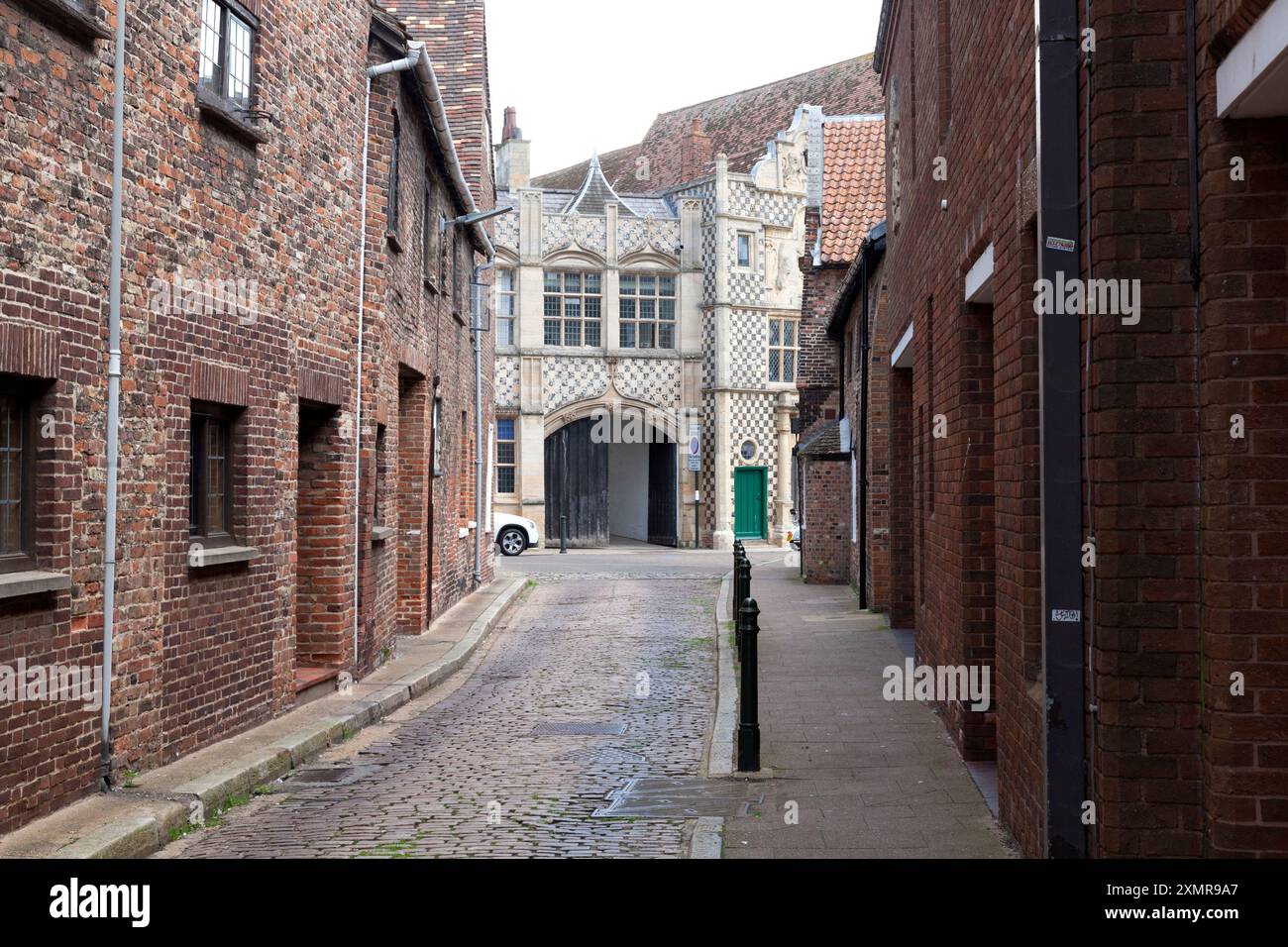 College Lane mit Blick auf Town Hall (Trinity Guildhall), King's Lynn, Norfolk Stockfoto