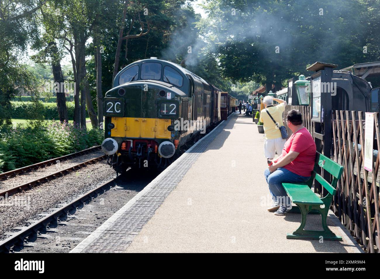Diesellokomotive Baureihe 37 Nr. D6732 wartet auf die Abfahrt mit einem Zug auf der North Norfolk Railway, Holt, Norfolk Stockfoto