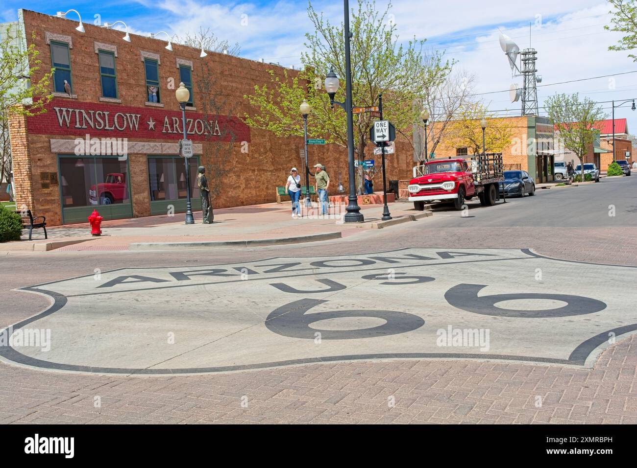Street Painted Route 66 Shield Before Eagles ’Take IT Easy’ Song Memorial im Zentrum von Winslow Arizona – April 2024 Stockfoto Street Painted Route 66 Shield Before Eagles ’Take IT Easy’ Song Memorial im Zentrum von Winslow Arizona – April 2024 Stockfoto