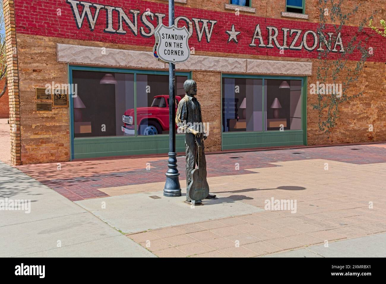 Jackson Brown Statue steht neben der Straßenlaterne mit der Aufschrift „standin’ on the Corner“ und erinnert an den Hit von Eagles ’Take IT Easy’ – Winslow AZ, April 2024 Stockfoto Jackson Brown Statue steht neben der Straßenlaterne mit der Aufschrift „standin’ on the Corner“ und erinnert an den Hit von Eagles ’Take IT Easy’ – Winslow AZ, April 2024 Stockfoto