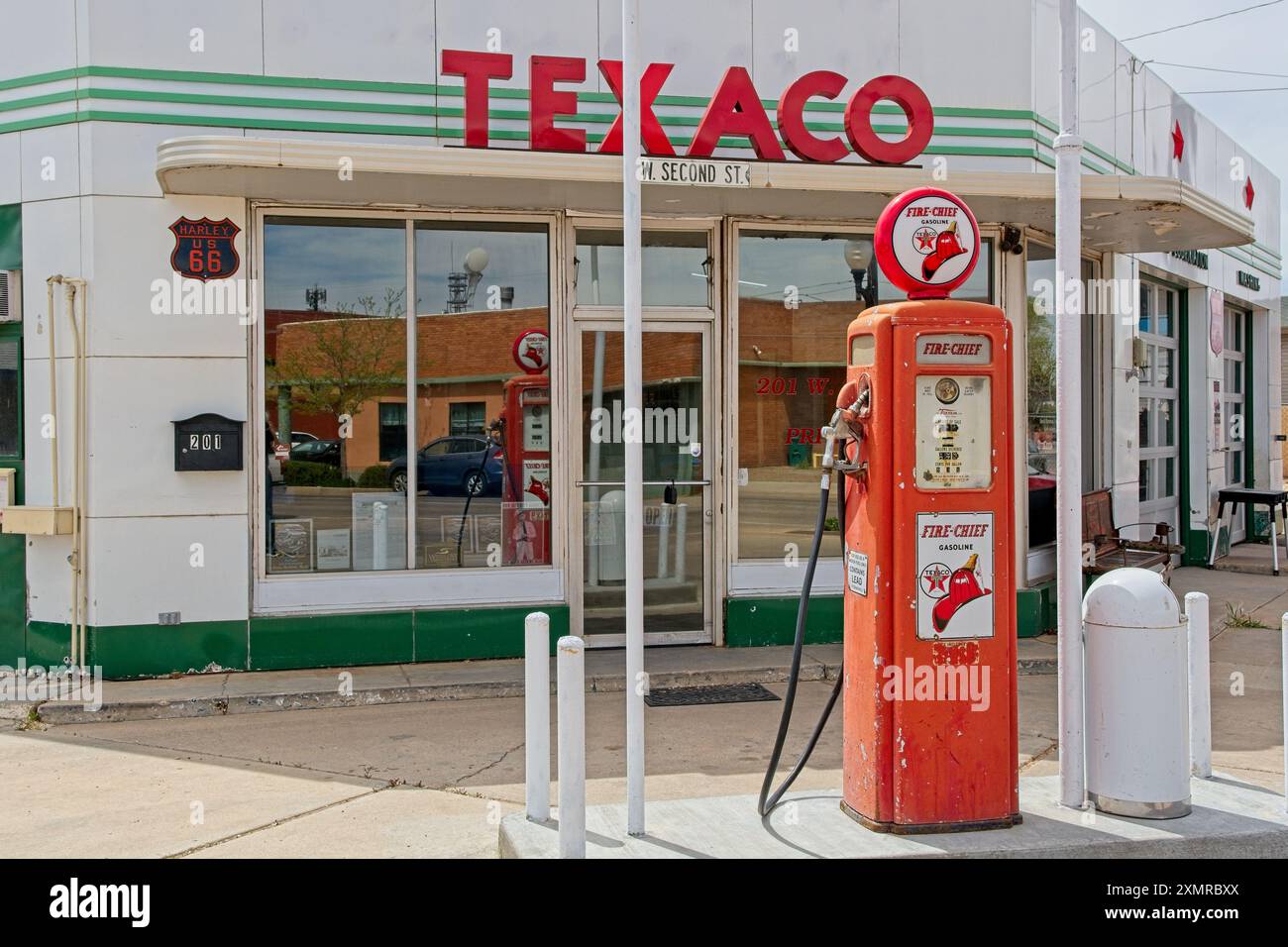 Retro-Benzinpumpe im Vintage-Stil der 1940er Jahre am Bahnhof Texaco an der historischen Route 66 im Zentrum von Winslow Arizona – April 2024 Stockfoto