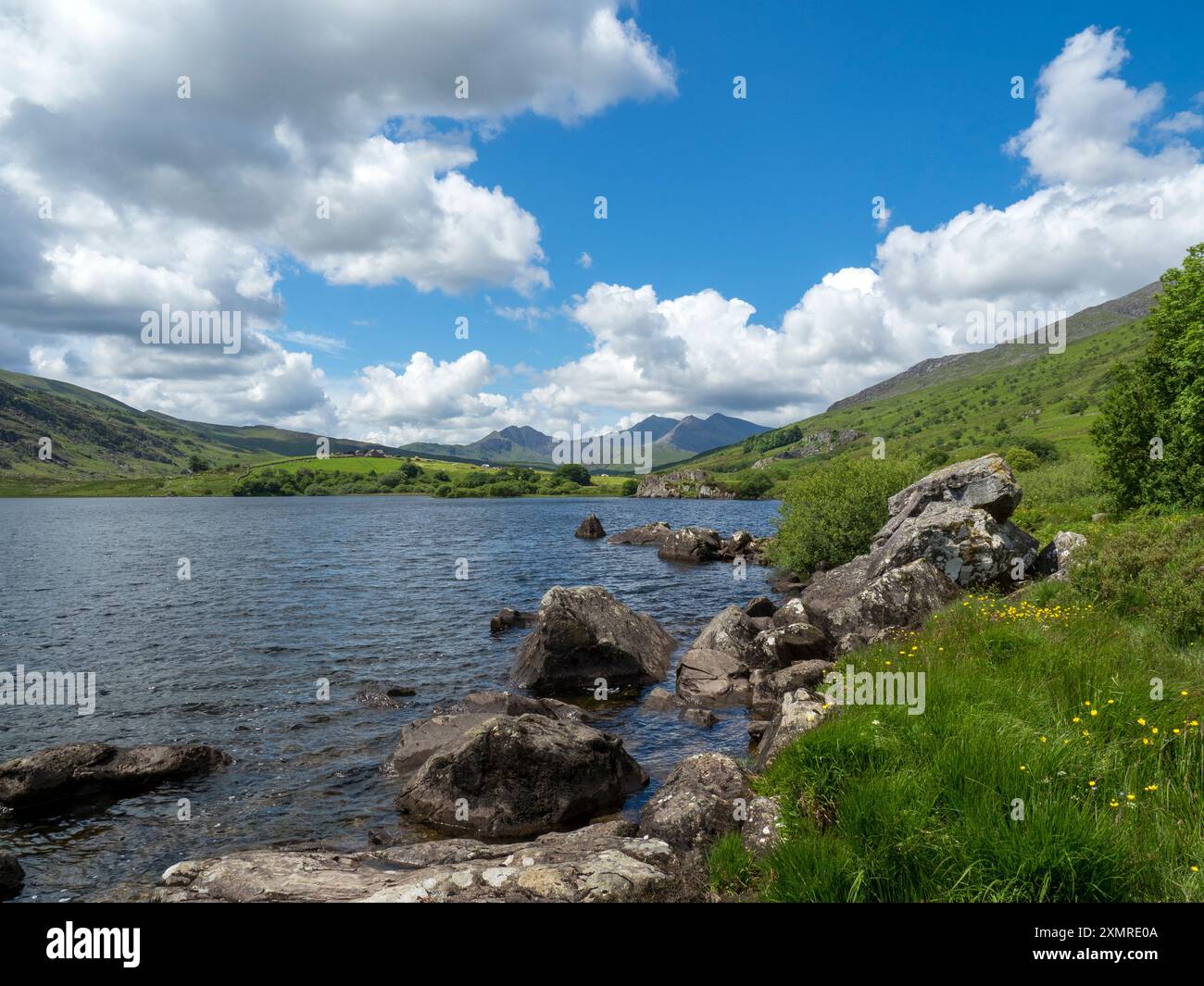 Mount Snowdon (Mitte) im Snowdonia-Nationalpark, Wales (Yr Wyddfa im Eryri-Nationalpark) Stockfoto