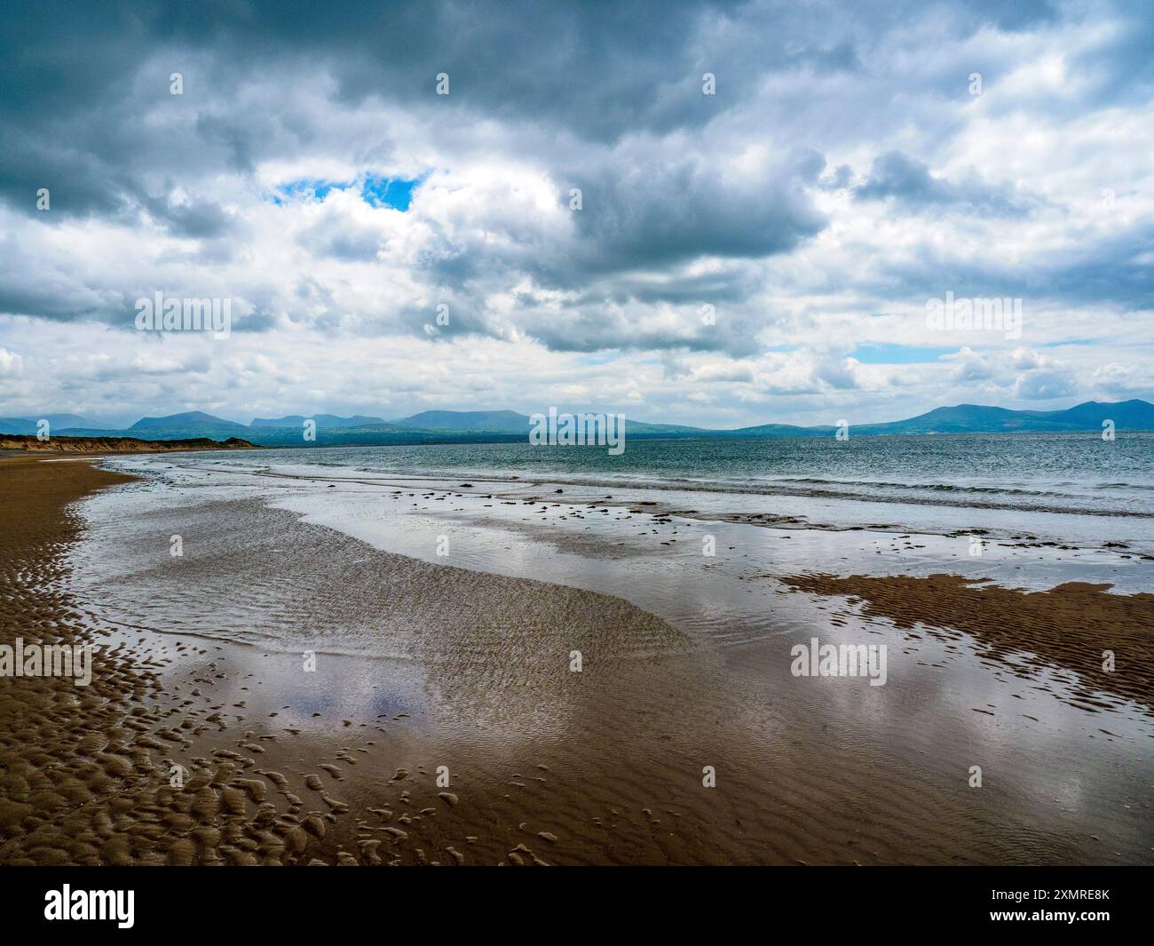 Snowdonia (Eryri) Nationalpark von den Sandstränden der Isle of Anglesey, Wales Stockfoto