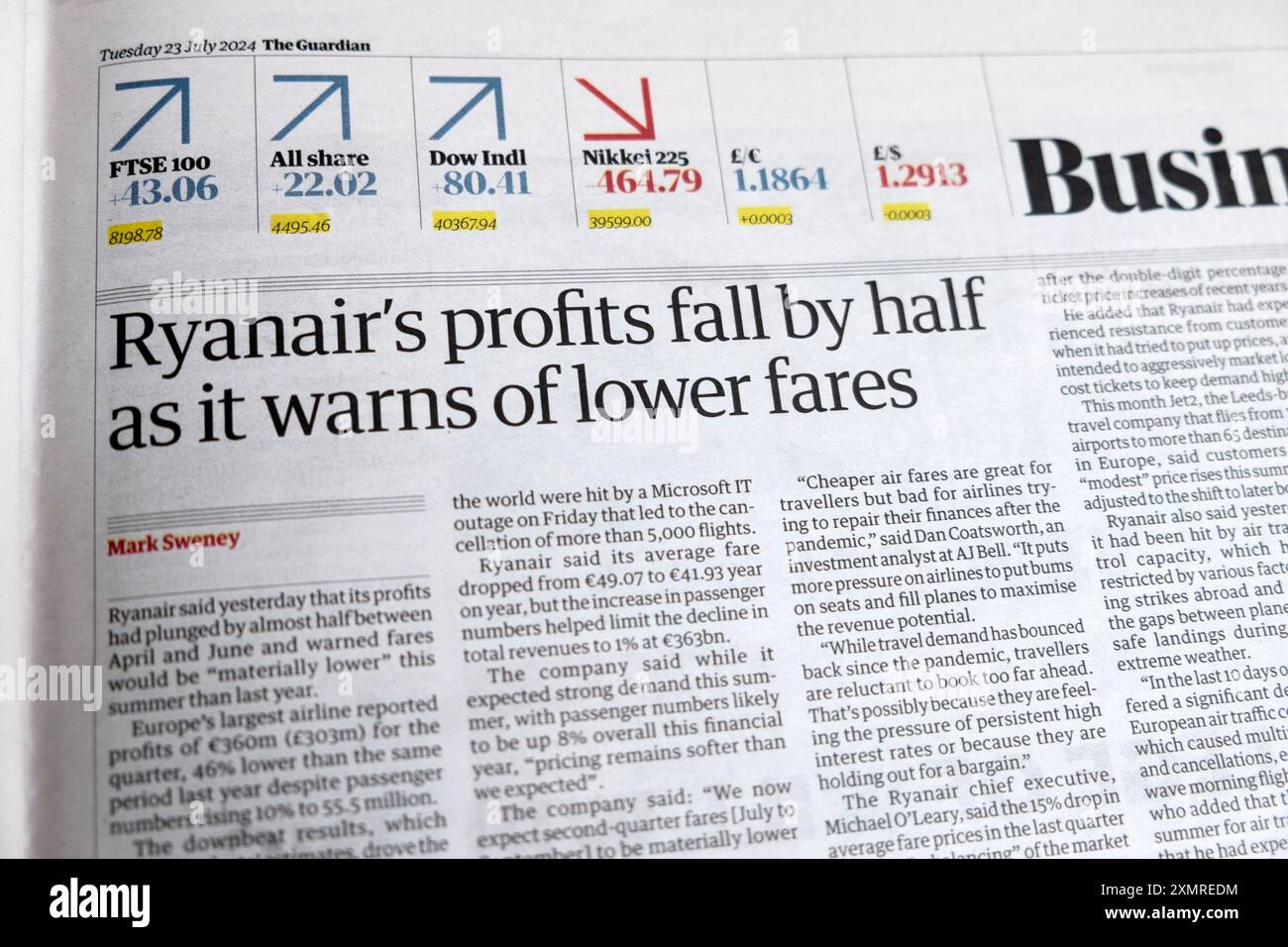 "Ryanair's Profit fallen um die Hälfte, da es vor niedrigeren Tarifen warnt", titelt die Zeitung Guardian Airline Business Profit artikel 23 Juli 2024 London Vereinigtes Königreich Stockfoto