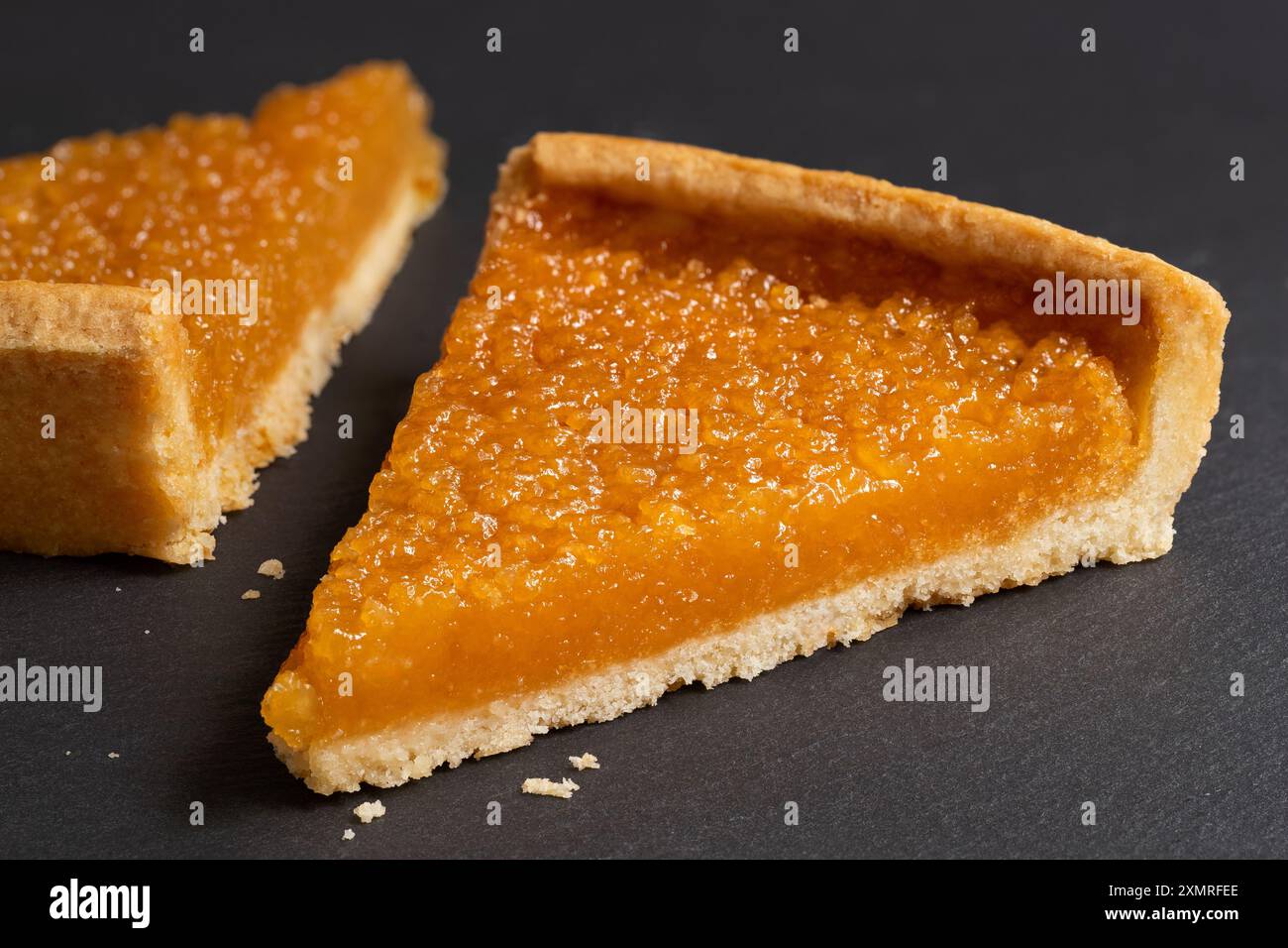 Zwei Portionen Törtchen auf schwarzem Schiefer. Stockfoto