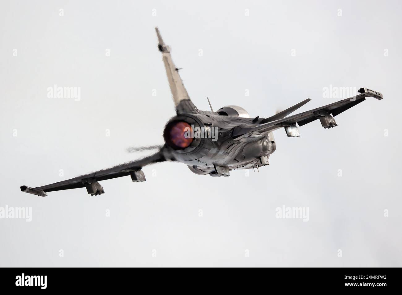 Radom, Polen - 27. August 2023: Tschechische Luftwaffe SAAB JAS 39 Gripen Jagdflugzeug fliegen. Luftfahrt- und Militärflugzeuge. Stockfoto