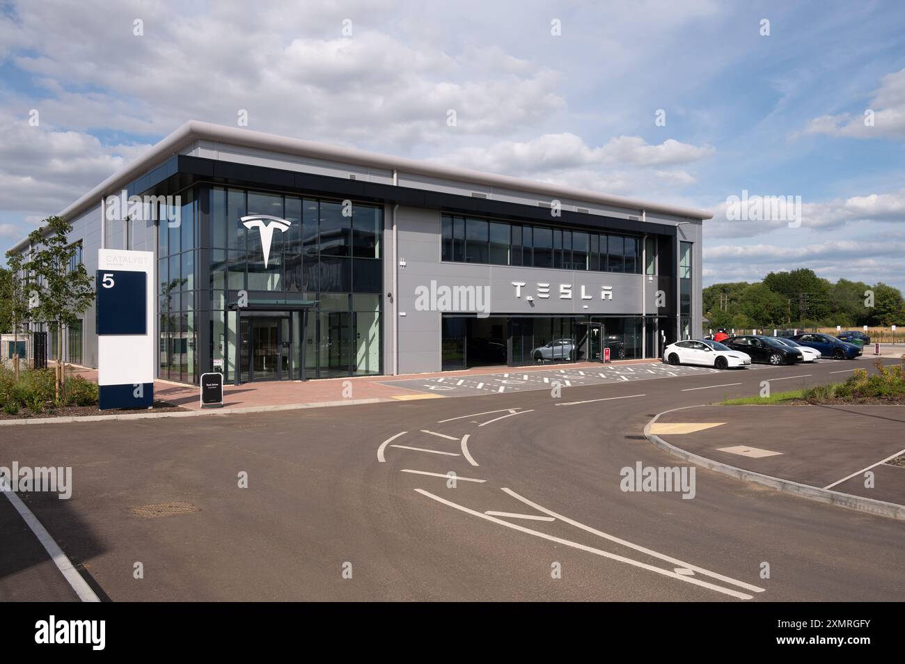 Außenansicht des Tesla Center Showroom, Bicester, Großbritannien Stockfoto