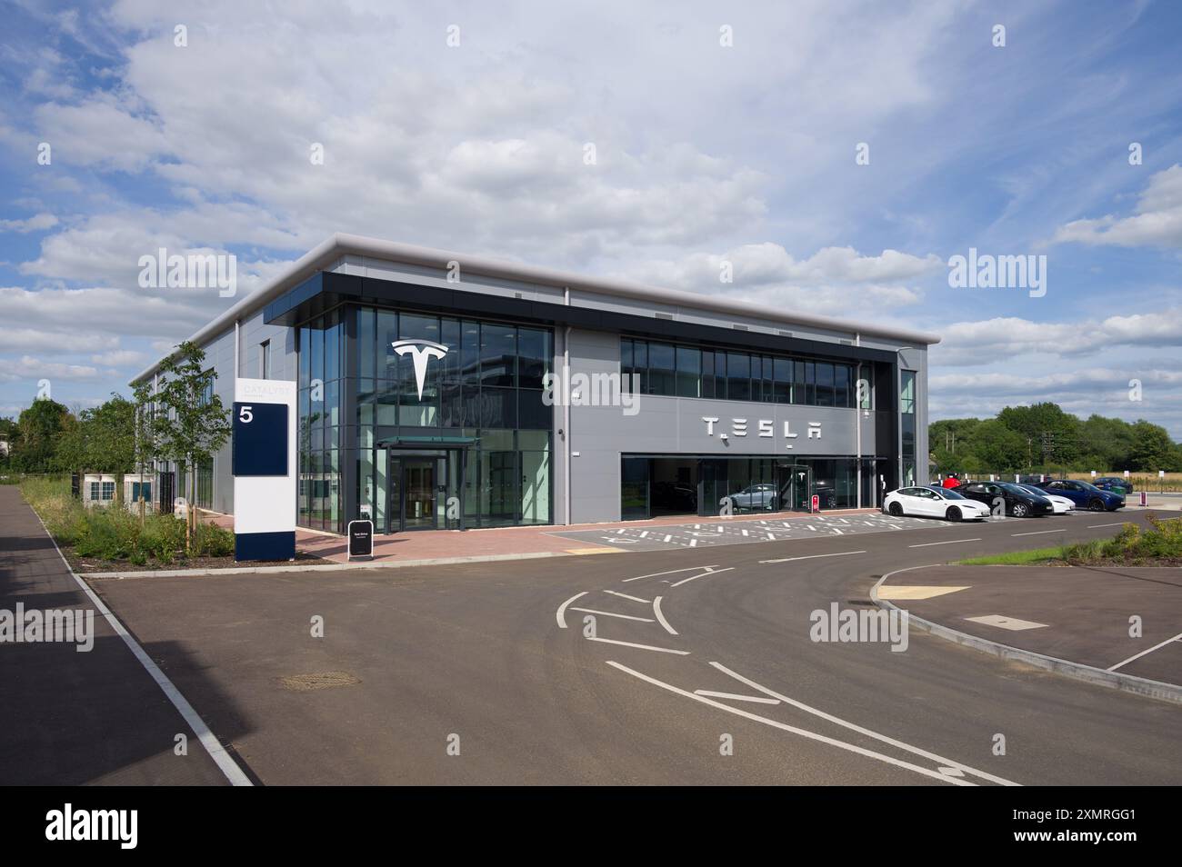 Außenansicht des Tesla Center Showroom, Bicester, Großbritannien Stockfoto