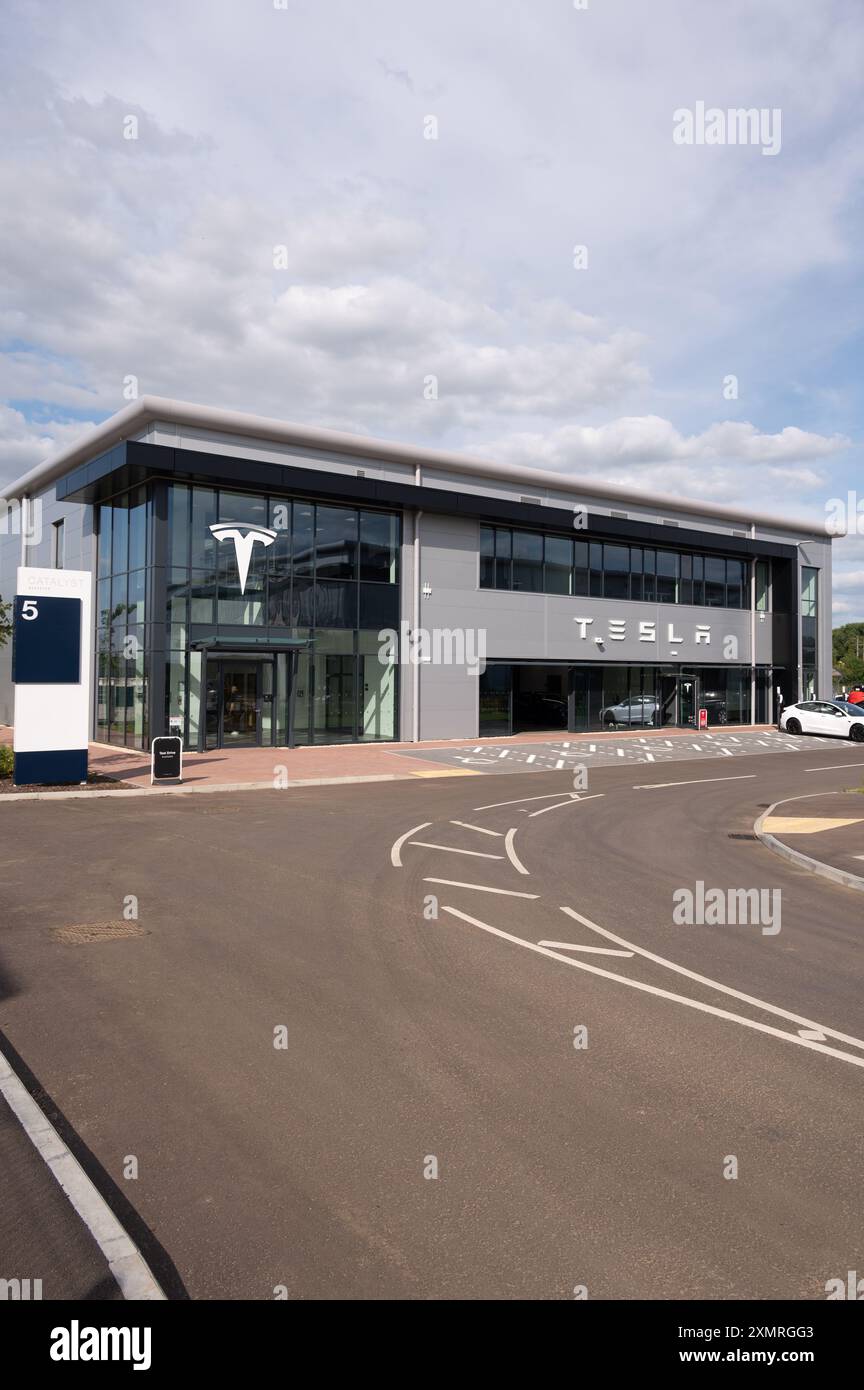 Außenansicht des Tesla Center Showroom, Bicester, Großbritannien Stockfoto