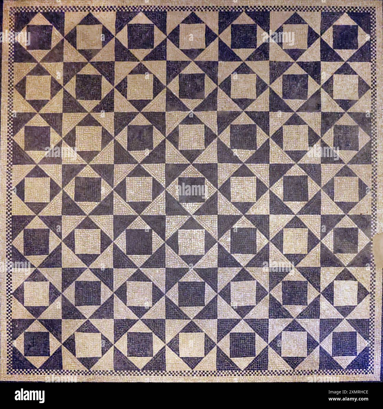 Geometrisches römisches Mosaik in Brescia, Italien Stockfoto