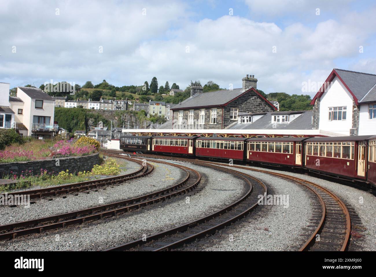 Der Zug nach Blaenau Ffestiniog wartet an der Hafenstation in Porthmadog, Wales, Großbritannien Stockfoto