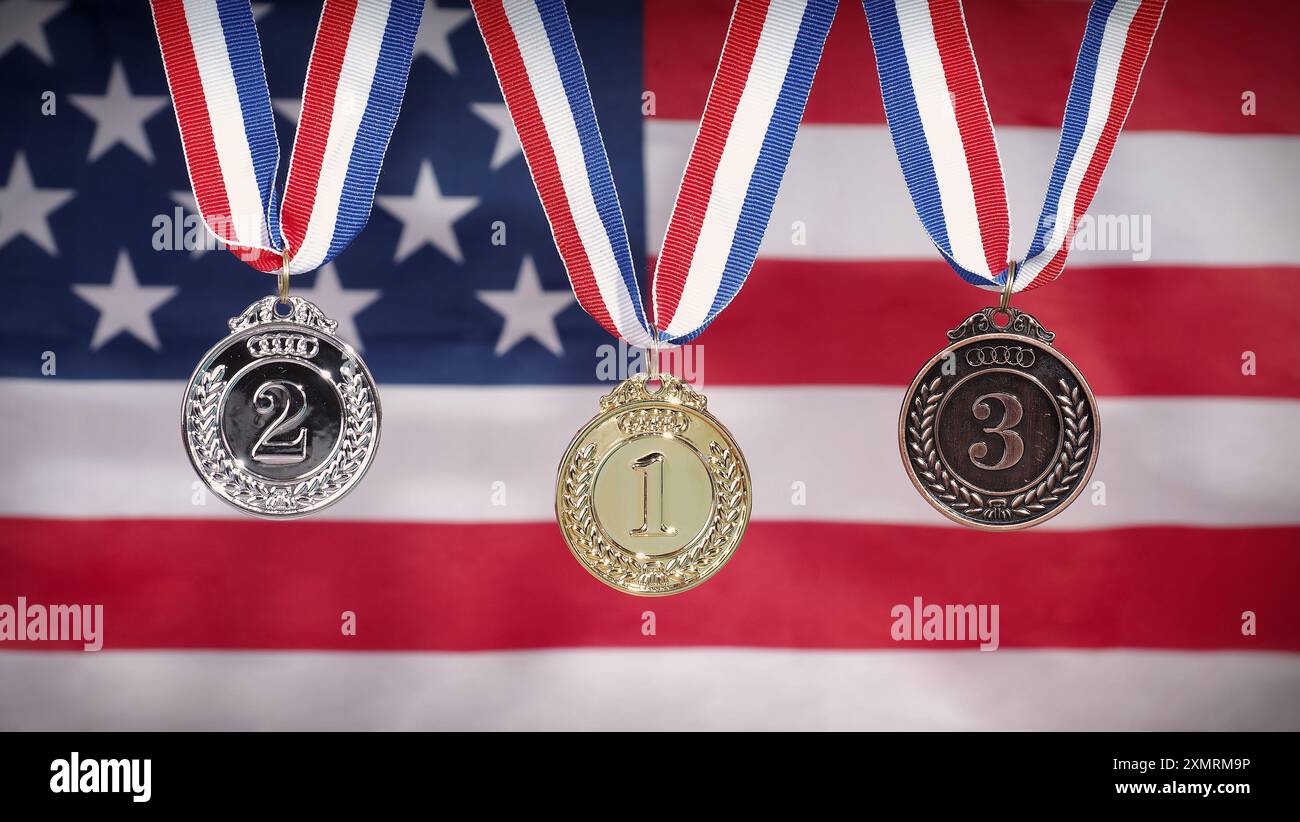 Goldene Silber- und Bronzemedaillen mit Schleife gegen die Flagge der Vereinigten Staaten. Repräsentiere Gewinner nationaler oder internationaler olympiasieger Stockfoto