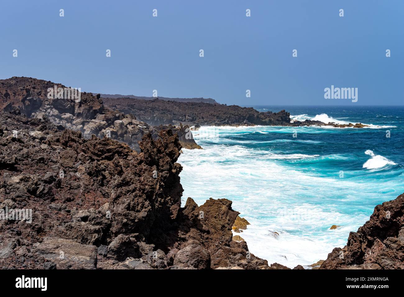 Blick auf die zerklüftete Küste von Tenesera, Lanzarote, an einem schönen Sommertag Stockfoto