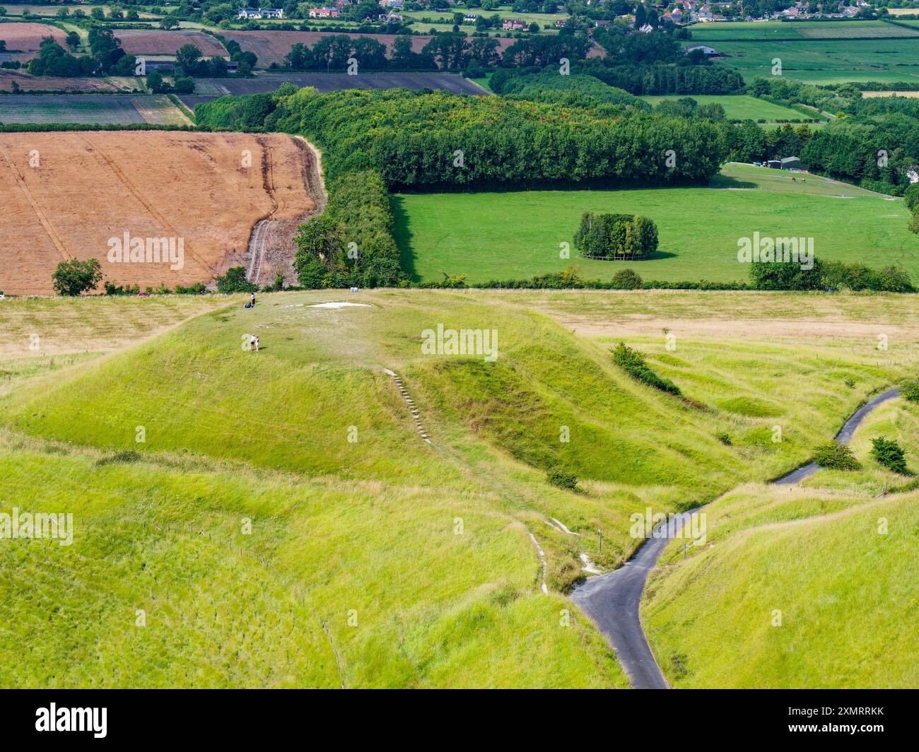 Dragon Hill mit Besuchern für Skala in Uffington, Oxfordshire, England, Großbritannien Stockfoto
