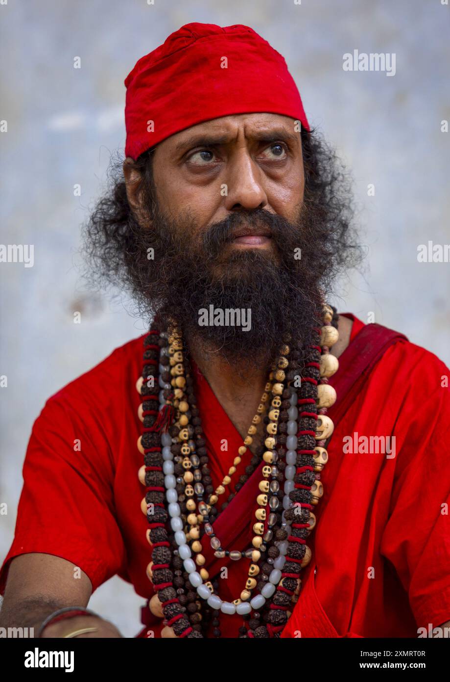 Porträt eines hindu-Gurus in roter Kleidung, Dhaka Division, Dhaka, Bangladesch Stockfoto