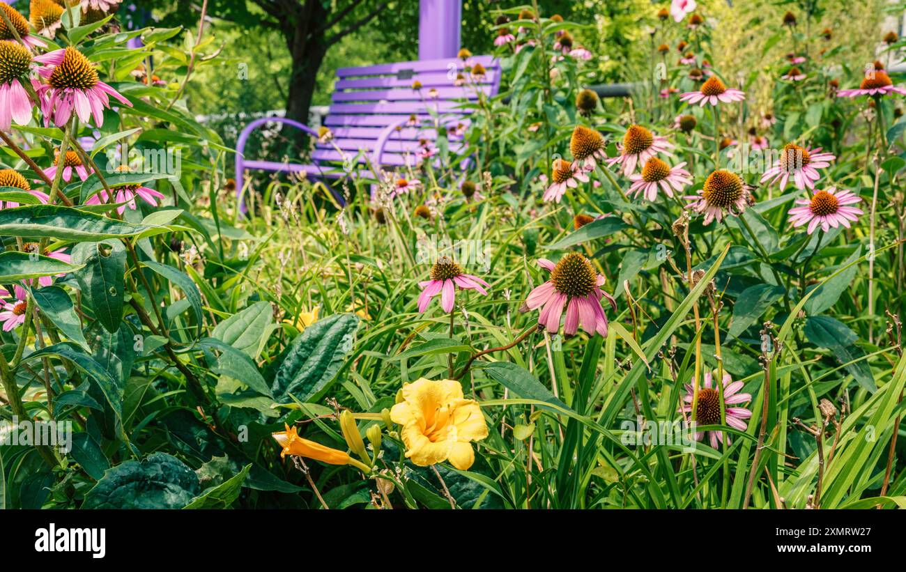 Ein kleiner Gartenbereich an der Purple People Bridge in Cincinnati, Ohio Stockfoto