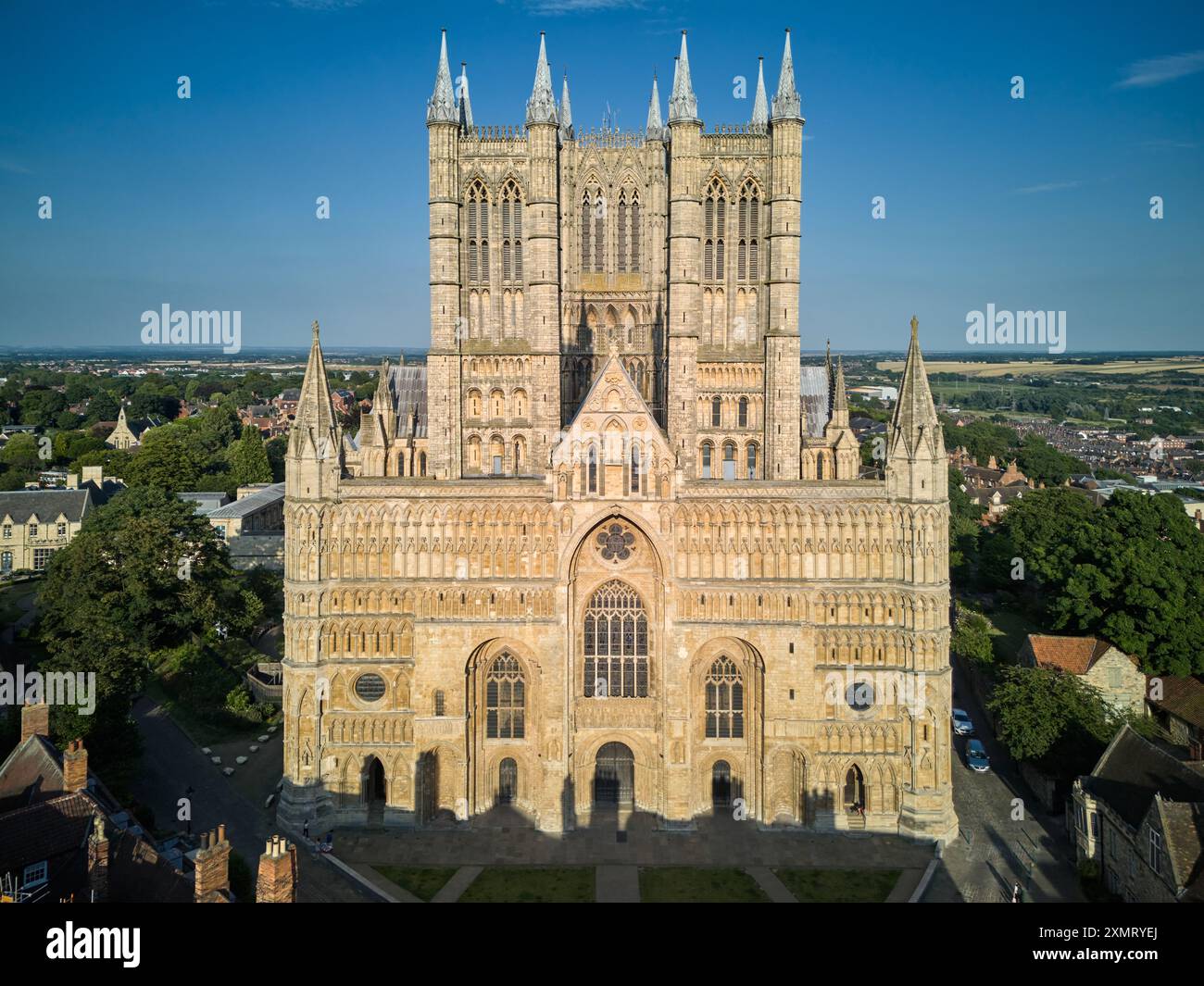 ©Phil Crow 2024 www.philcrow.comLincoln Cathedral in Lincolnshire, England, ist ein atemberaubendes Beispiel gotischer Architektur. Gebaut ab 1 Stockfoto