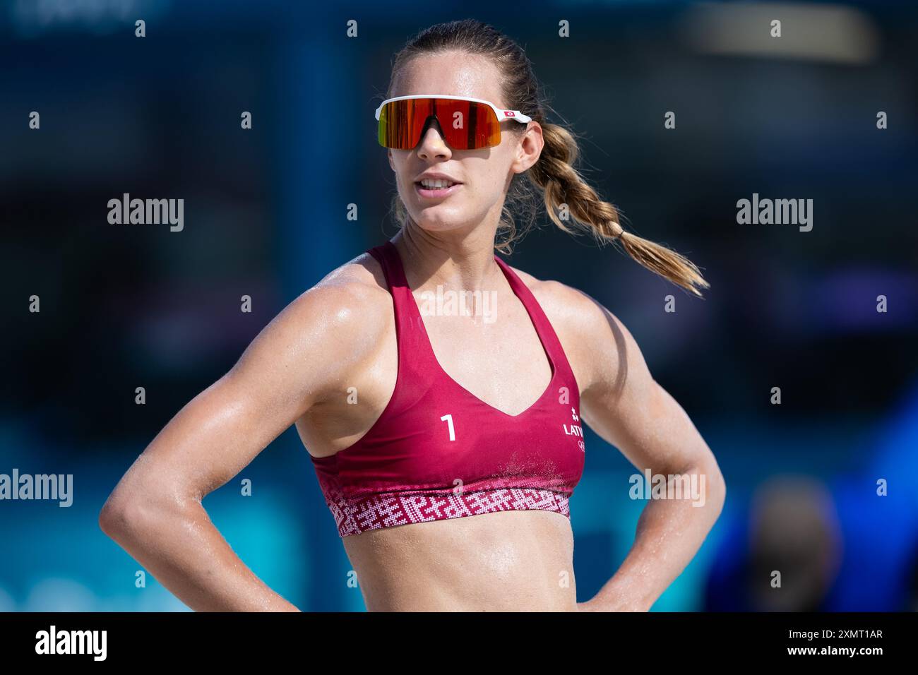 Paris, Frankreich, 29. Juli 2024. Tina Graudina aus Lettland beobachtet die Vorrunden des Frauen-Beachvolleyball während des Spiels der Olympischen Spiele 2024 in Paris zwischen Tina Graudina und Anastasija Samoilova aus Lettland und Zoe Verge-Depre und Esmee Boebner aus der Schweiz am 29. Juli 2024 im Eiffelturm-Stadion in Paris. Quelle: Pete Dovgan/Speed Media/Alamy Live News Stockfoto