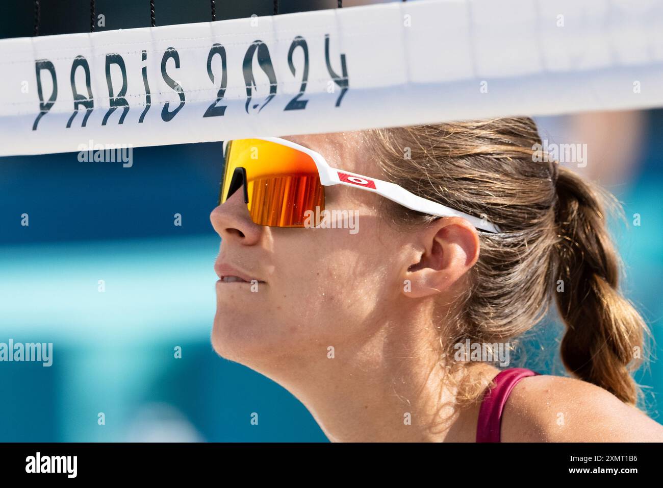 Paris, Frankreich, 29. Juli 2024. Tina Graudina aus Lettland beobachtet die Vorrunden des Frauen-Beachvolleyball während des Spiels der Olympischen Spiele 2024 in Paris zwischen Tina Graudina und Anastasija Samoilova aus Lettland und Zoe Verge-Depre und Esmee Boebner aus der Schweiz am 29. Juli 2024 im Eiffelturm-Stadion in Paris. Quelle: Pete Dovgan/Speed Media/Alamy Live News Stockfoto