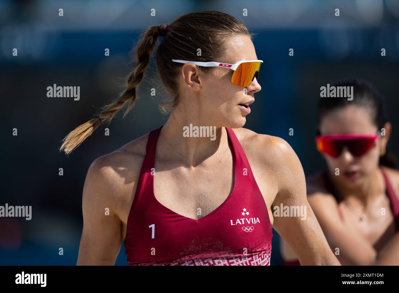 Paris, Frankreich, 29. Juli 2024. Tina Graudina aus Lettland beobachtet die Vorrunden des Frauen-Beachvolleyball während des Spiels der Olympischen Spiele 2024 in Paris zwischen Tina Graudina und Anastasija Samoilova aus Lettland und Zoe Verge-Depre und Esmee Boebner aus der Schweiz am 29. Juli 2024 im Eiffelturm-Stadion in Paris. Quelle: Pete Dovgan/Speed Media/Alamy Live News Stockfoto