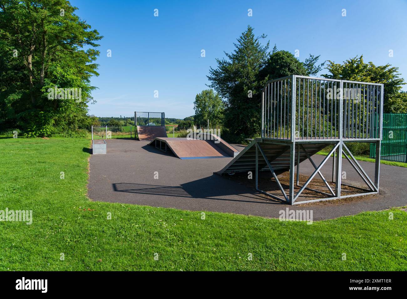 Kinder Ramp Skate Park in einem Park in Großbritannien Stockfoto Kinder Ramp Skate Park in einem Park in Großbritannien Stockfoto