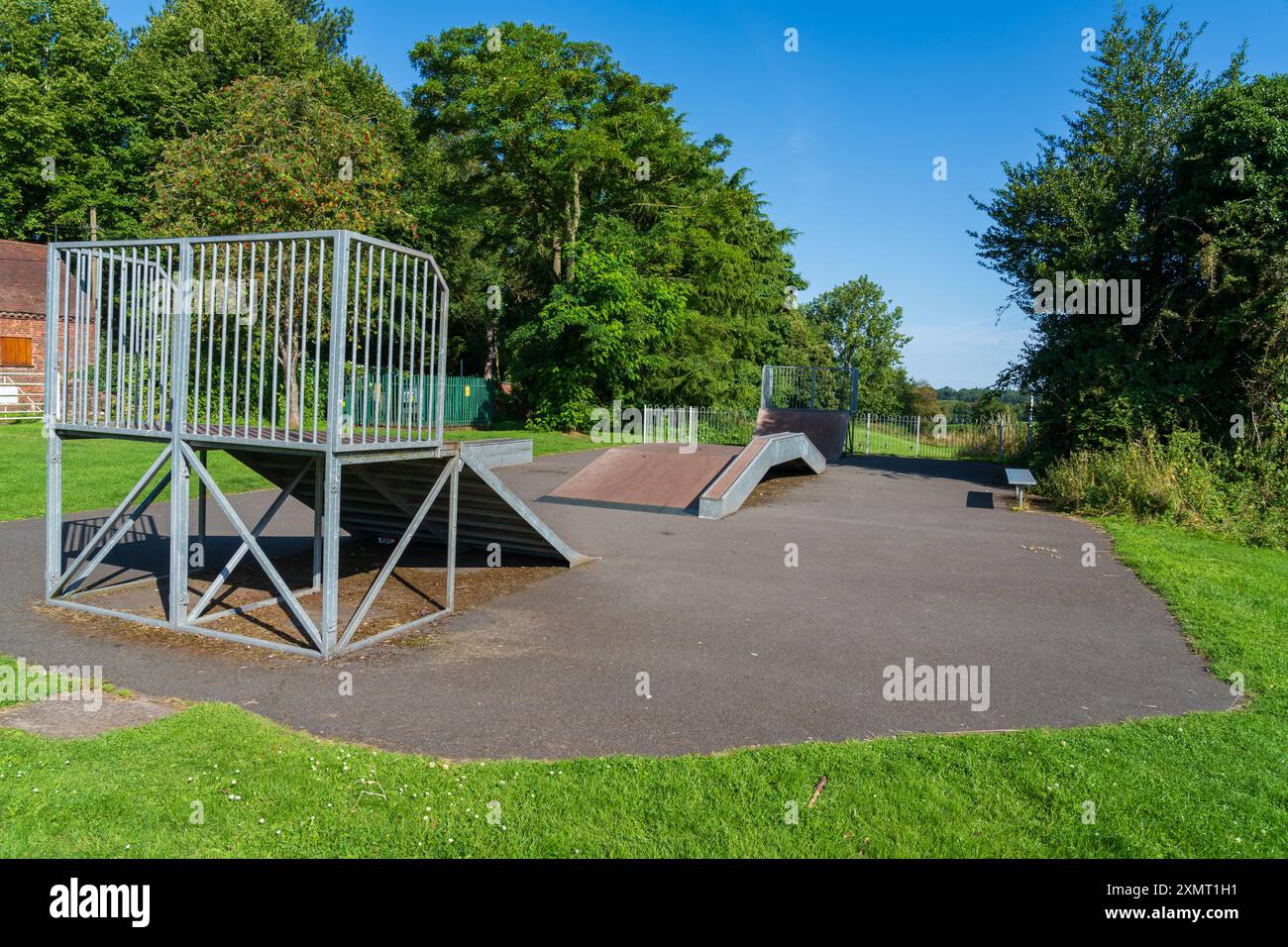 Kinder Ramp Skate Park in einem Park in Großbritannien Stockfoto Kinder Ramp Skate Park in einem Park in Großbritannien Stockfoto