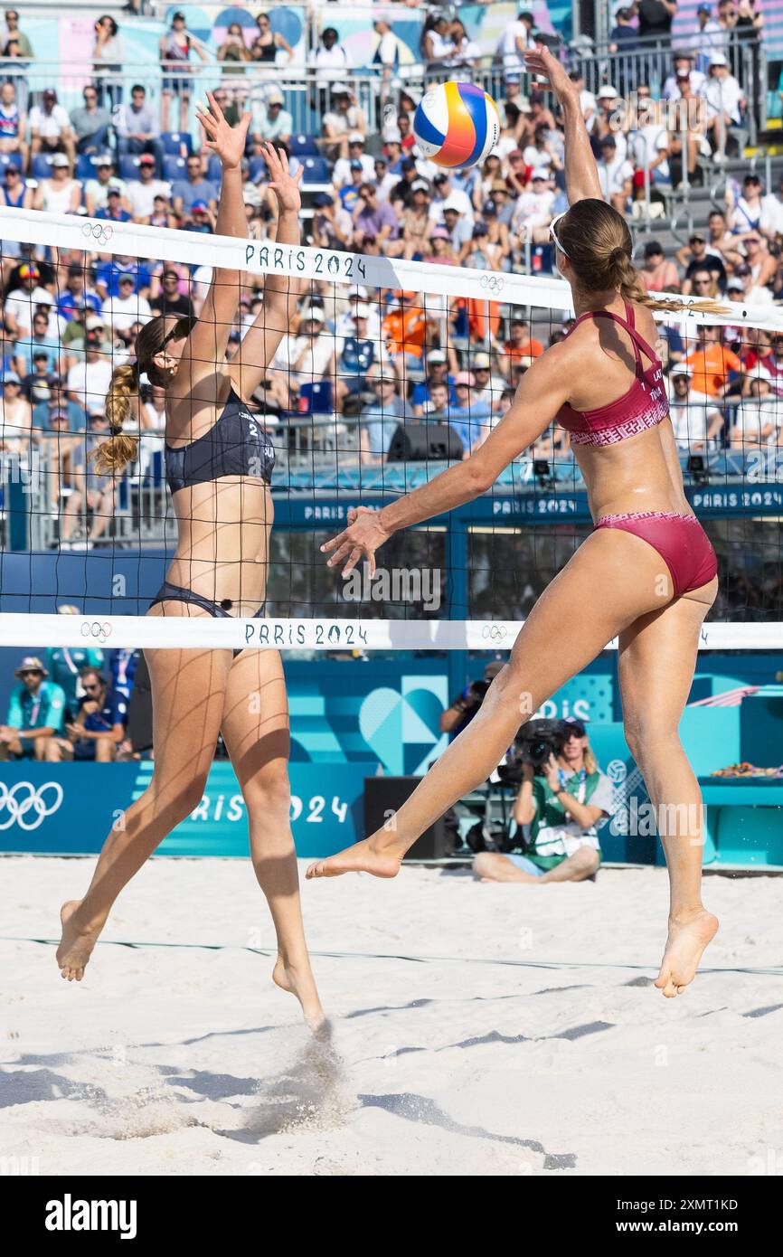 Paris, Frankreich, 29. Juli 2024. Tina Graudina aus Lettland spitzt den Ball Beachvolleyball der Frauen während des Spiels der Olympischen Spiele 2024 in Paris zwischen Tina Graudina und Anastasija Samoilova aus Lettland und Zoe Verge-Depre und Esmee Boebner aus der Schweiz am 29. Juli 2024 im Eiffelturm-Stadion in Paris. Quelle: Pete Dovgan/Speed Media/Alamy Live News Stockfoto