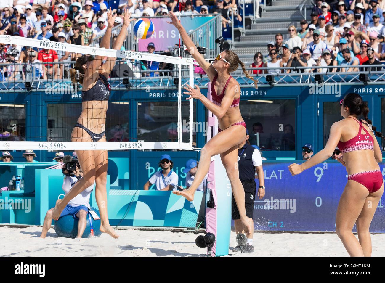 Paris, Frankreich, 29. Juli 2024. Tina Graudina aus Lettland spitzt den Ball Beachvolleyball der Frauen während des Spiels der Olympischen Spiele 2024 in Paris zwischen Tina Graudina und Anastasija Samoilova aus Lettland und Zoe Verge-Depre und Esmee Boebner aus der Schweiz am 29. Juli 2024 im Eiffelturm-Stadion in Paris. Quelle: Pete Dovgan/Speed Media/Alamy Live News Stockfoto