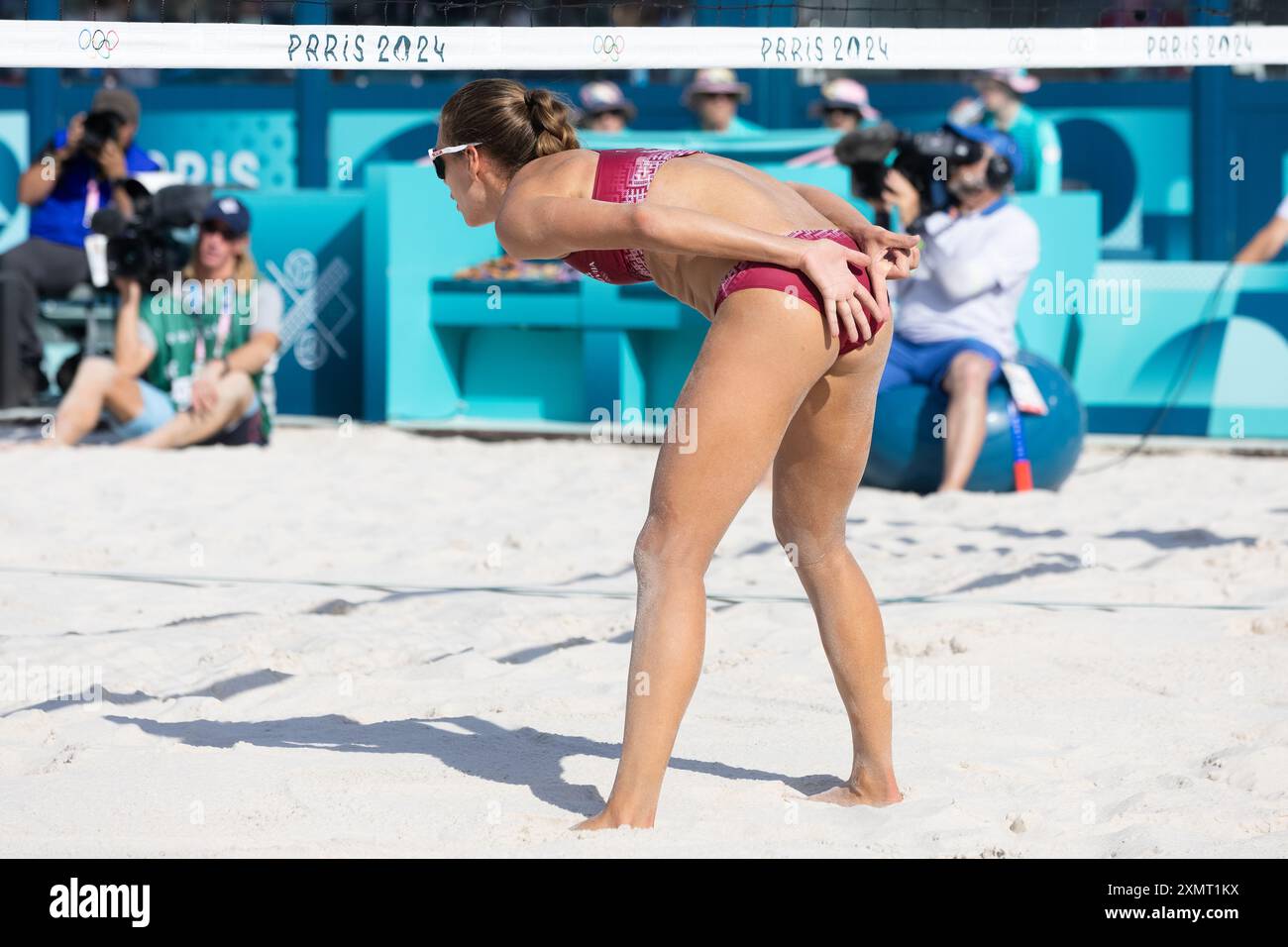 Paris, Frankreich, 29. Juli 2024. Tina Graudina aus Lettland gibt ein Handsignal für die Vorrunden des Olympischen Spiels 2024 zwischen Tina Graudina und Anastasija Samoilova aus Lettland und Zoe Verge-Depre und Esmee Boebner aus der Schweiz im Eiffelturm-Stadion am 29. Juli 2024 in Paris. Quelle: Pete Dovgan/Speed Media/Alamy Live News Stockfoto