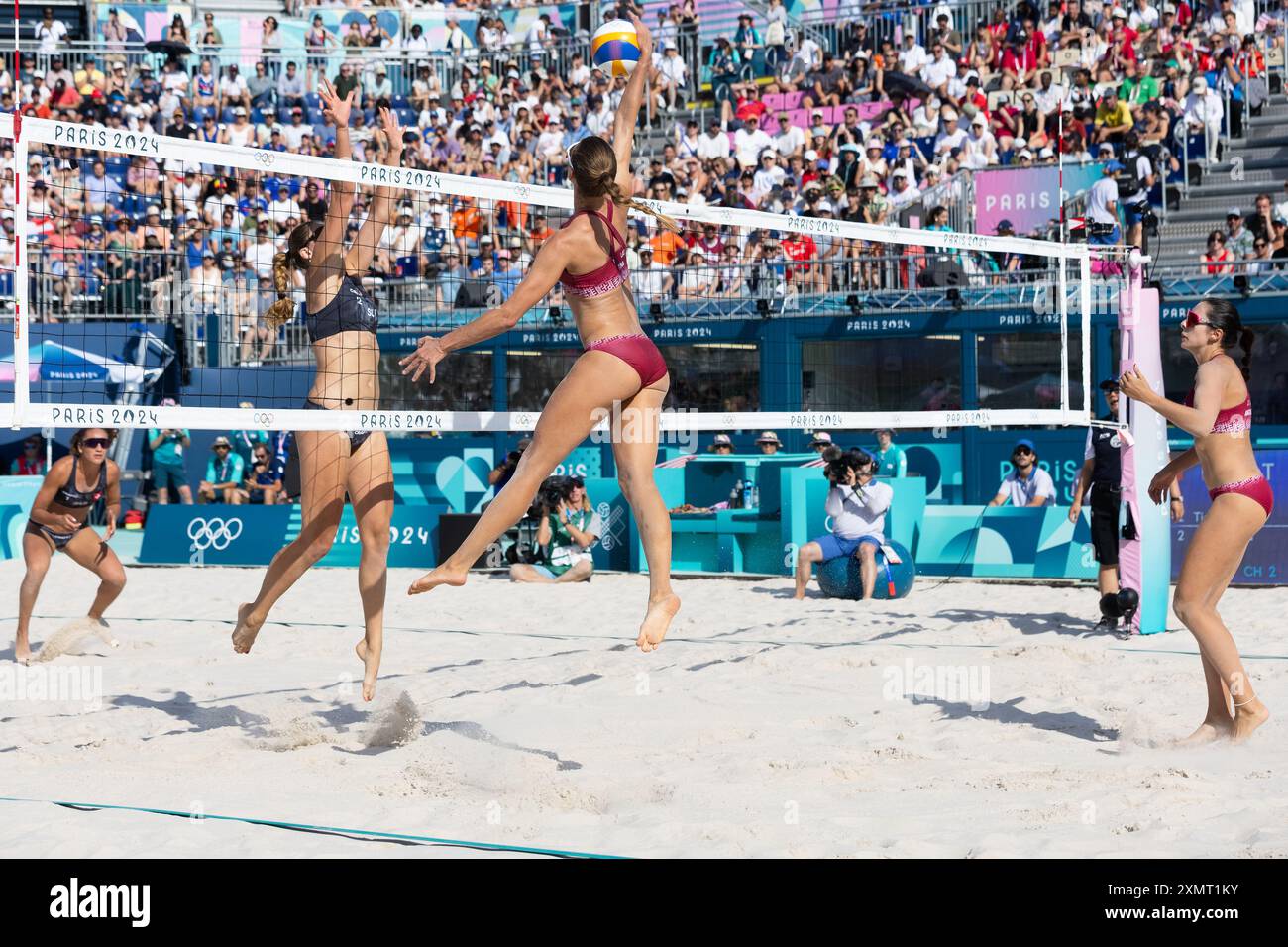 Paris, Frankreich, 29. Juli 2024. Tina Graudina aus Lettland spitzt den Ball Beachvolleyball der Frauen während des Spiels der Olympischen Spiele 2024 in Paris zwischen Tina Graudina und Anastasija Samoilova aus Lettland und Zoe Verge-Depre und Esmee Boebner aus der Schweiz am 29. Juli 2024 im Eiffelturm-Stadion in Paris. Quelle: Pete Dovgan/Speed Media/Alamy Live News Stockfoto