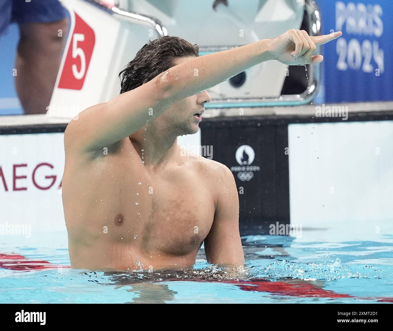 Paris, Frankreich. Juli 2024. Thomas Ceccon aus Italien reagiert darauf, nachdem er am Montag, den 29. Juli 2024, das 100-m-Rückschlag-Finale der Männer bei den Olympischen Spielen 2024 in Paris in der Arena Le Defense gewonnen hat. Foto: Richard Ellis/UPI Credit: UPI/Alamy Live News Stockfoto