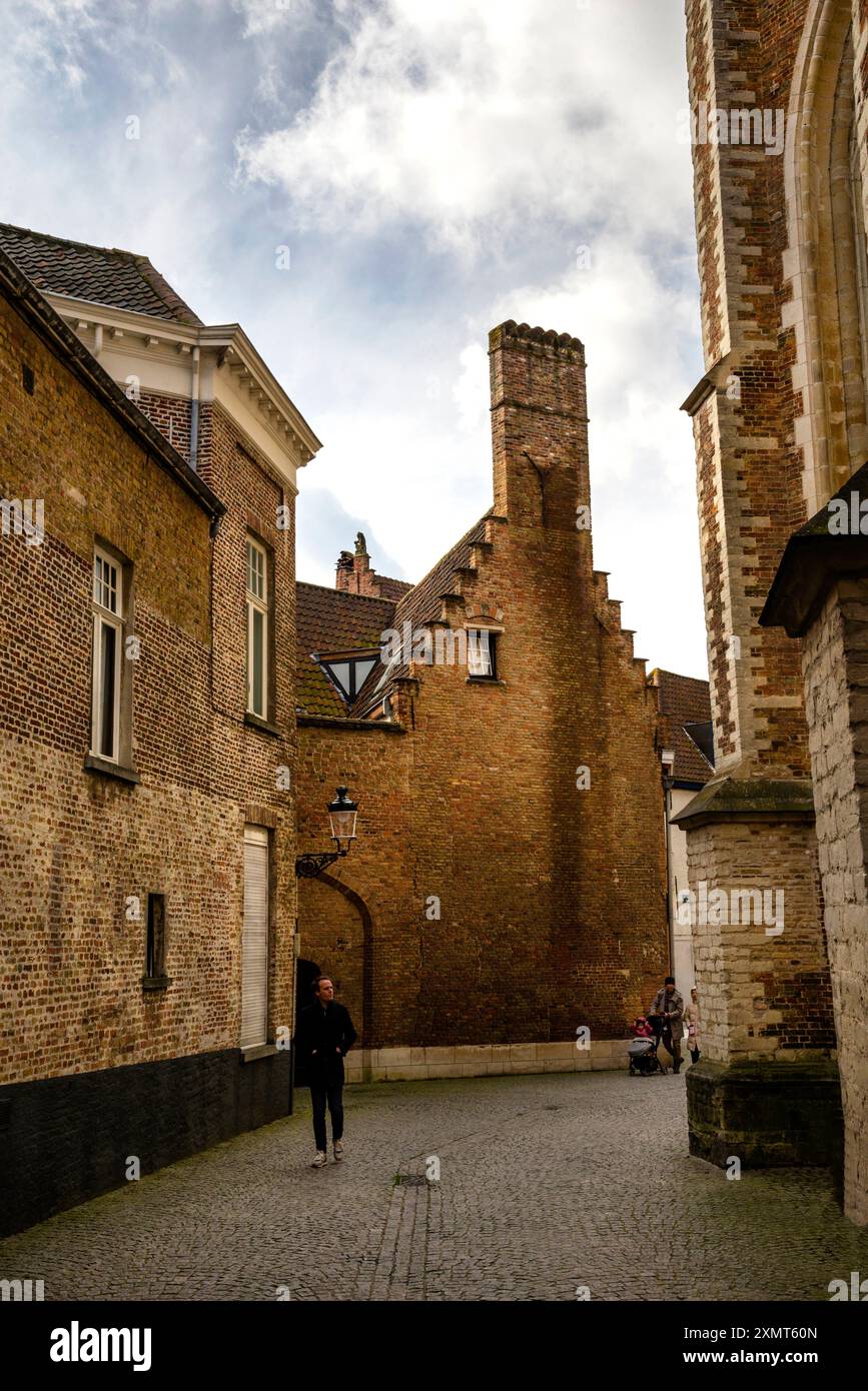 Gemauerte Stufengiebel- und Kopfsteinpflasterstraße im mittelalterlichen Brügge, Belgien. Stockfoto