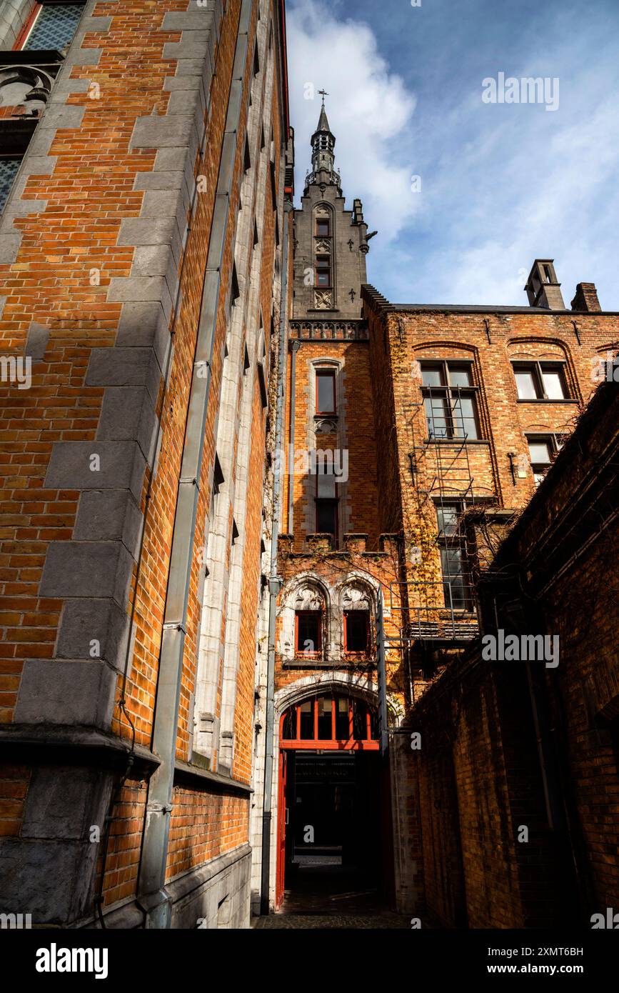 Gotischer Turm, Stufengiebel aus Stein und versenkte Tretbleche in Brügge, Belgien. Stockfoto