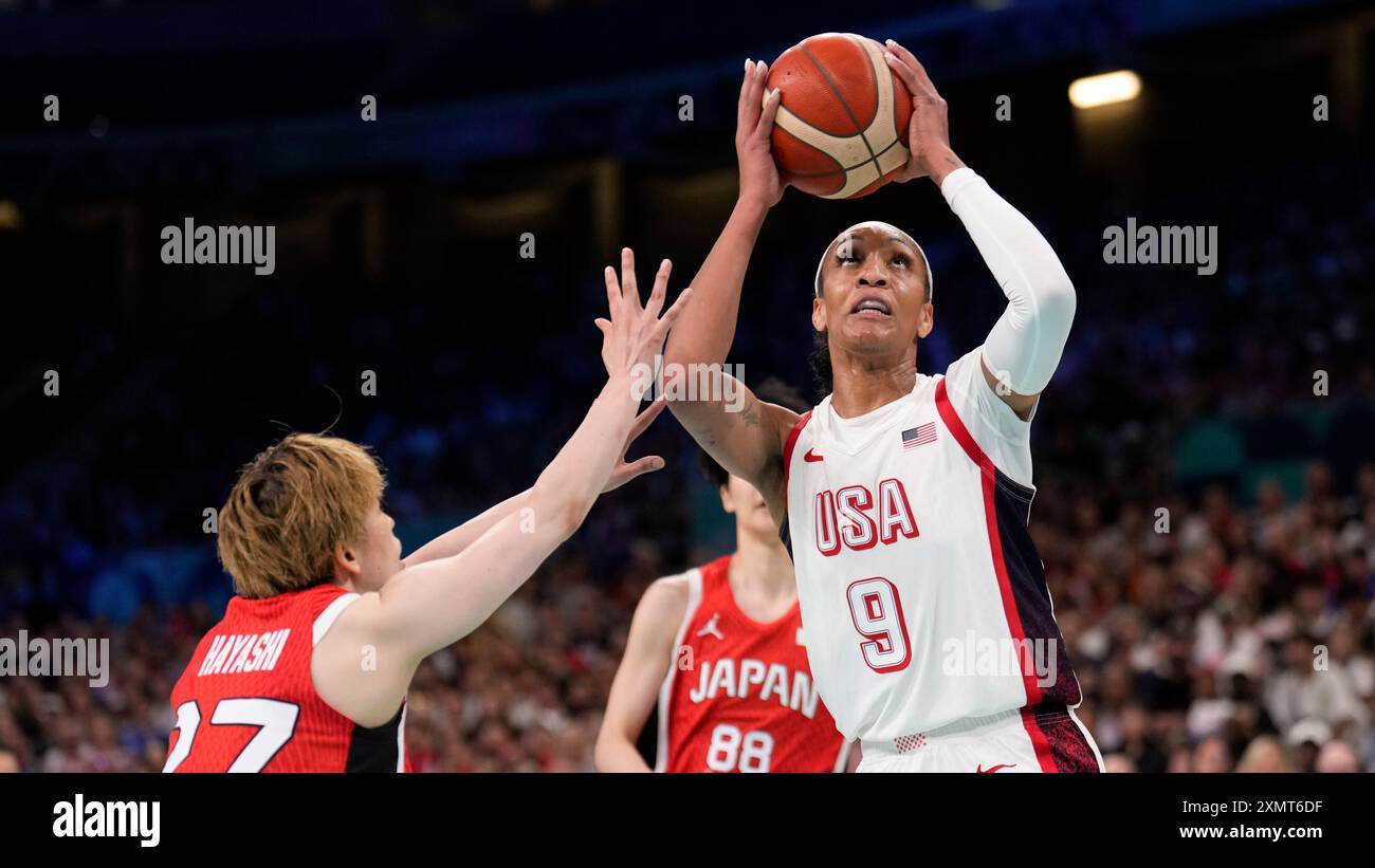 A'ja Wilson, of the Unites States, shoots over Saki Hayashi, of Japan, in a women's basketball game at the 2024 Summer Olympics, Monday, July 29, 2024, in Villeneuve-d'Ascq, France. (AP Photo/Mark J. Terrill) Stockfoto