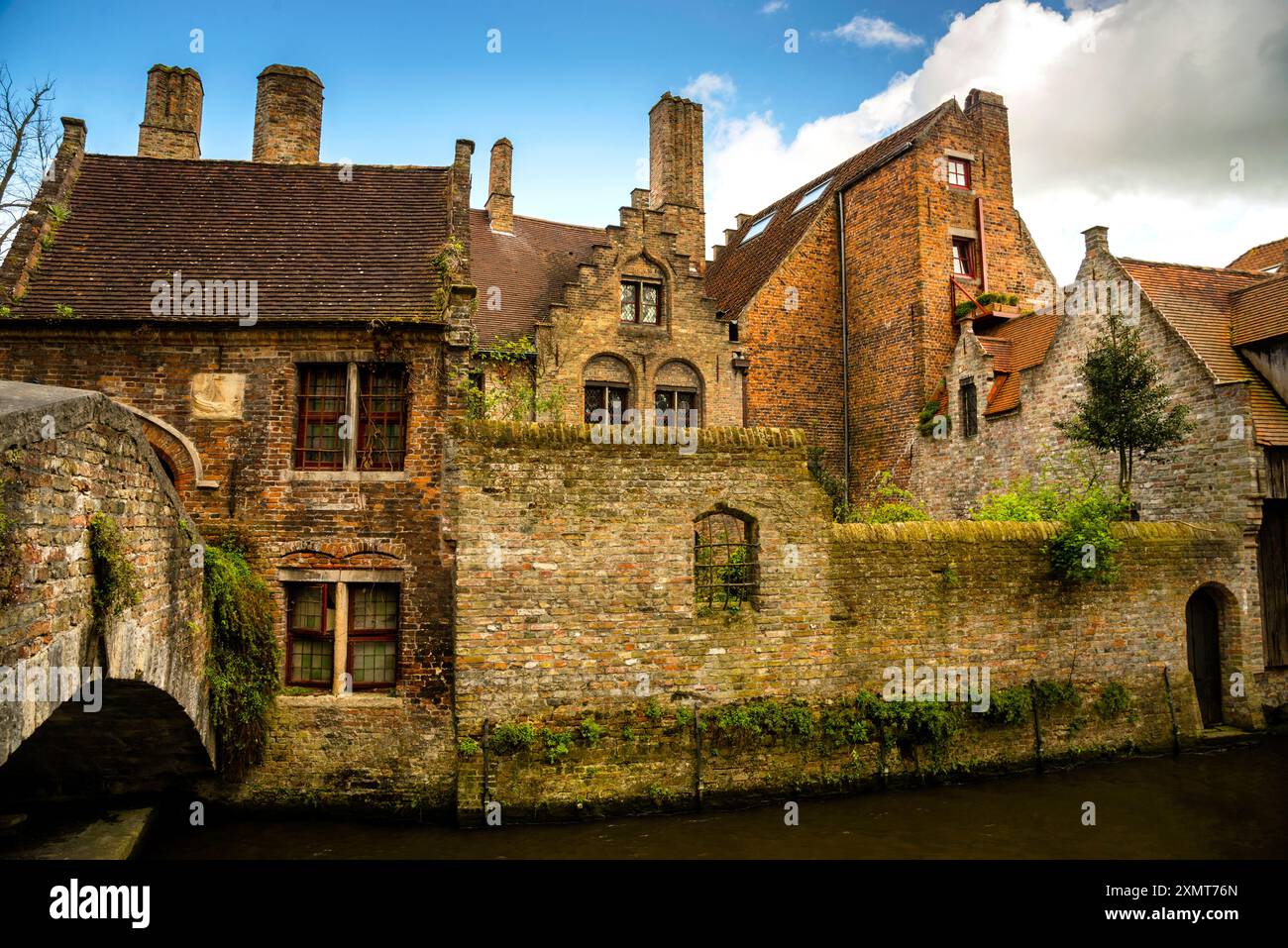 Ziegelsteingiebel im gotischen Stil und Bonifacius-Brücke in Brügge, Belgien. Stockfoto