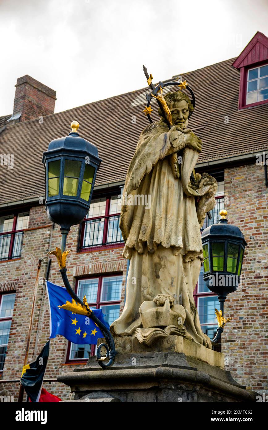 Statue des Heiligen Joannes Nepomucenus in Brügge, Belgien, erster Märtyrer des Siegel der Kondessionalen. Stockfoto