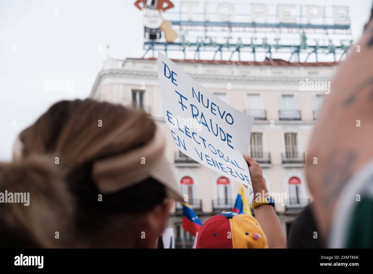 Mehrere Personen während der Demonstration gegen die Ergebnisse der venezolanischen Wahlen bei Sonnenuntergang am 29. Juli 2024 in Madrid, Spanien Stockfoto