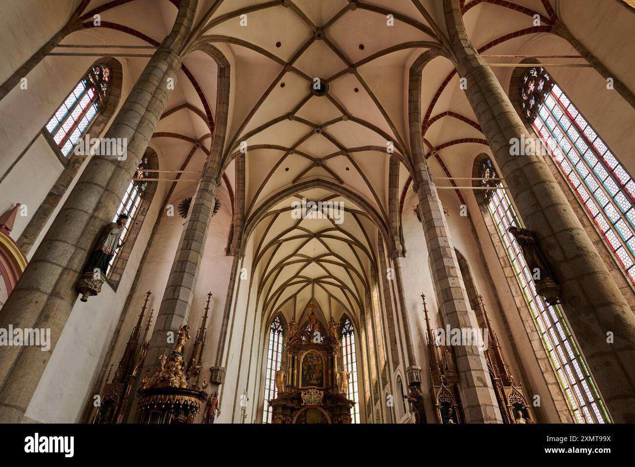 Gotische Kathedrale St. Veitskirche, nationales Kulturdenkmal in Cesky Krumlov, südböhmische Region der Tschechischen Republik am 28. Juli 2024 Stockfoto