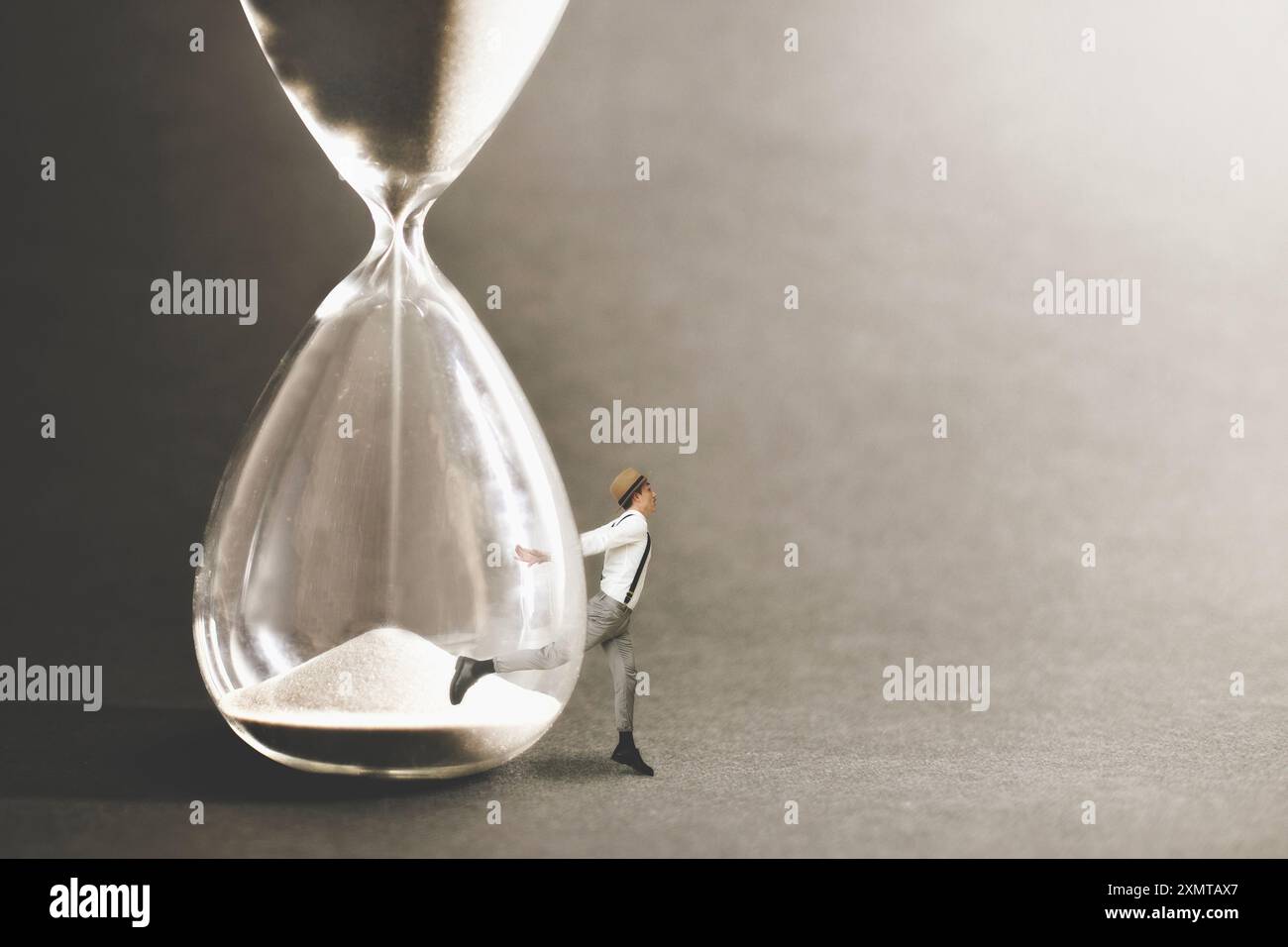 Surrealer Mensch läuft vor einer Sanduhr weg, in der die Zeit unaufhaltsam fließt, abstraktes Konzept Stockfoto Surrealer Mensch läuft vor einer Sanduhr weg, in der die Zeit unaufhaltsam fließt, abstraktes Konzept Stockfoto