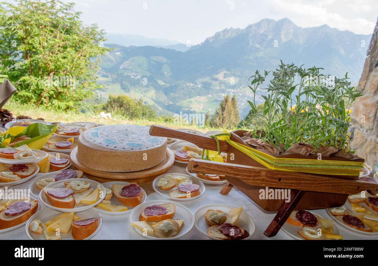 Tisch mit Brot, Käse und Salami Stockfoto