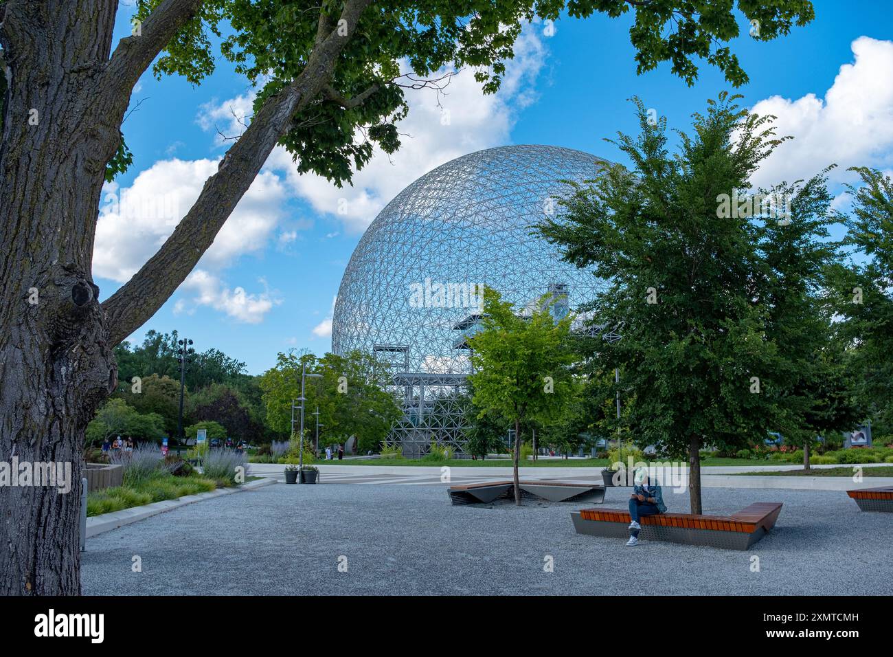 Montreal, Kanada - 23. Juli 2023: Die Expo '67 Biosphäre mit einigen nicht erkennbaren Menschen im Vordergrund. An einem sonnigen Sommertag. Stockfoto