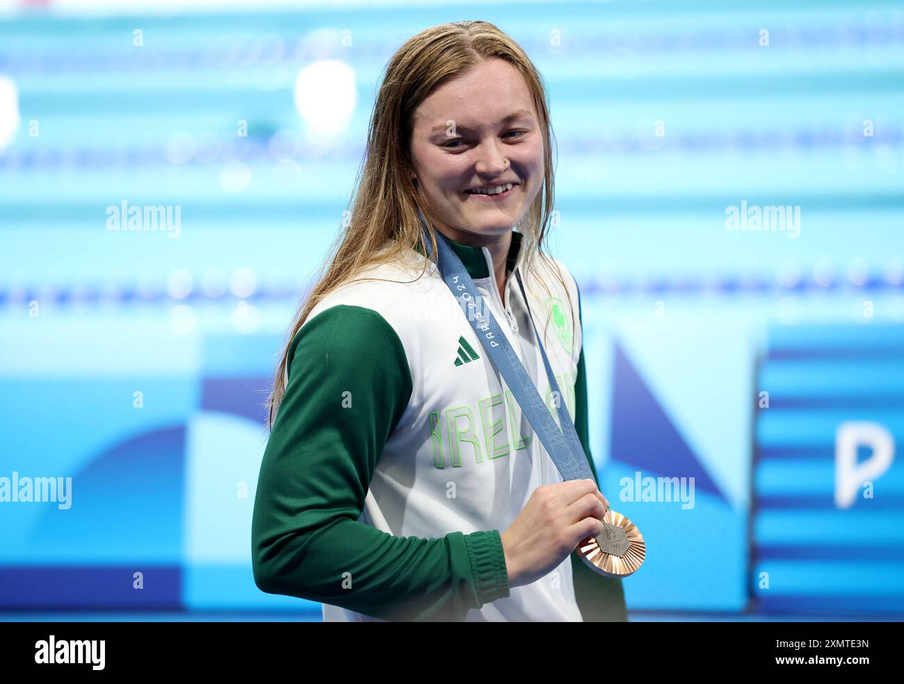 Paris, Frankreich. Juli 2024. Die irische Bronzemedaillengewinnerin Mona McSharry feiert nach dem 100-m-Finale der Frauen am dritten Tag der Olympischen Spiele 2024 in Paris, Frankreich. Quelle: Isabel Infantes/Alamy Live News Stockfoto