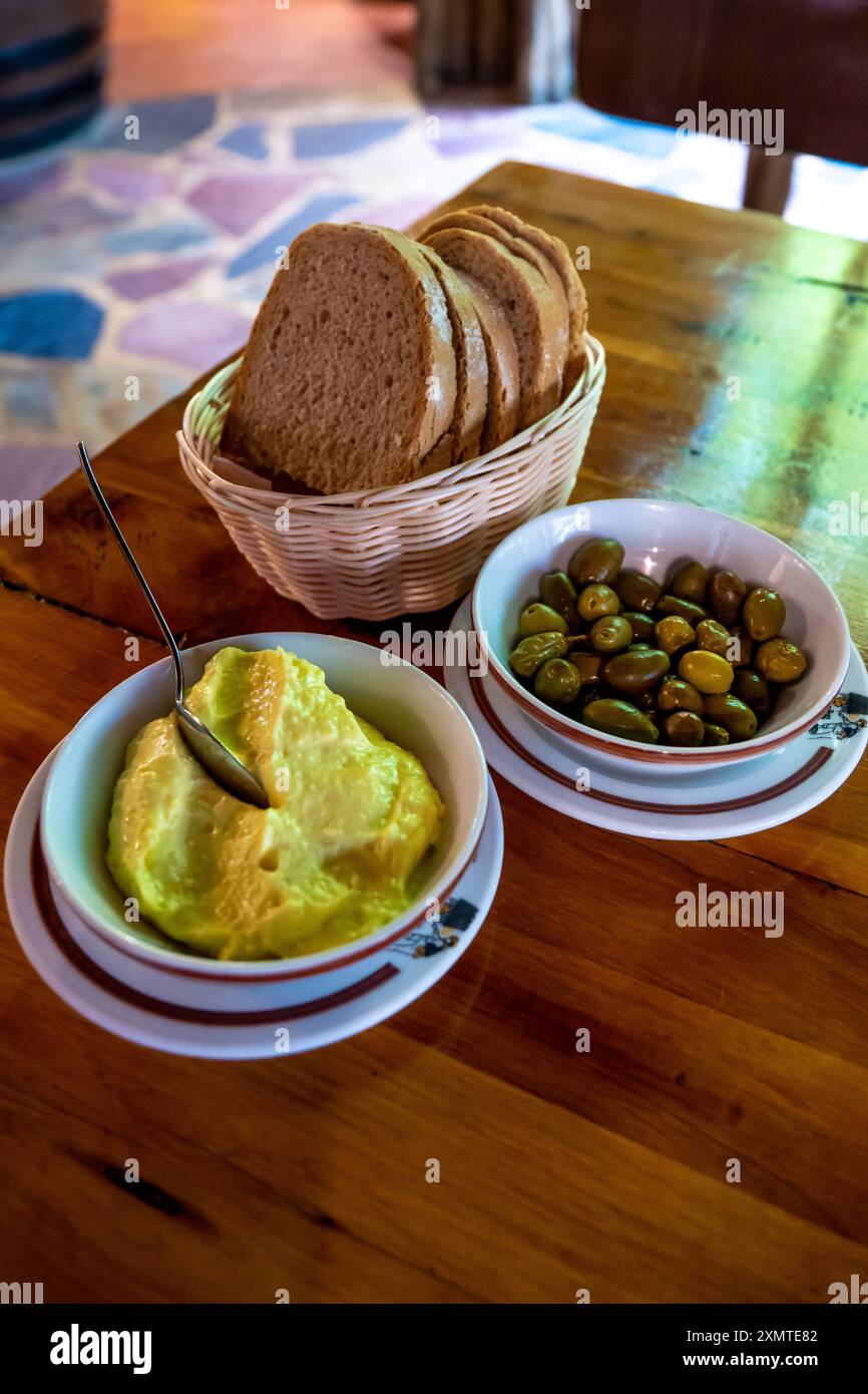 Traditionelles Brot mit Aioli und Oliven auf Ibiza Stockfoto