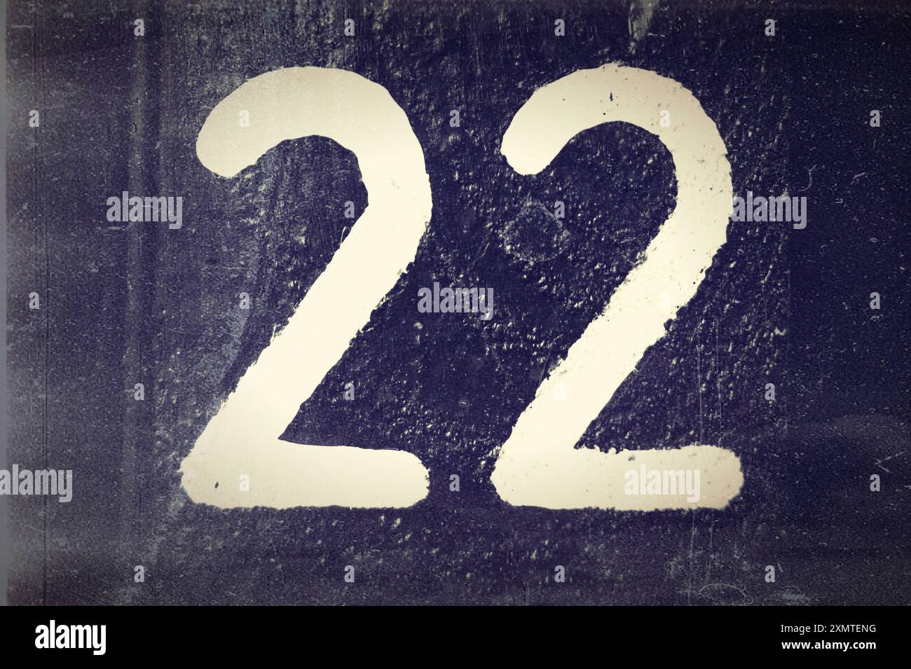 Nummer 22, weiße Zahl auf dunklem Hintergrund. Altes Schwarzweiß-Foto. Stockfoto
