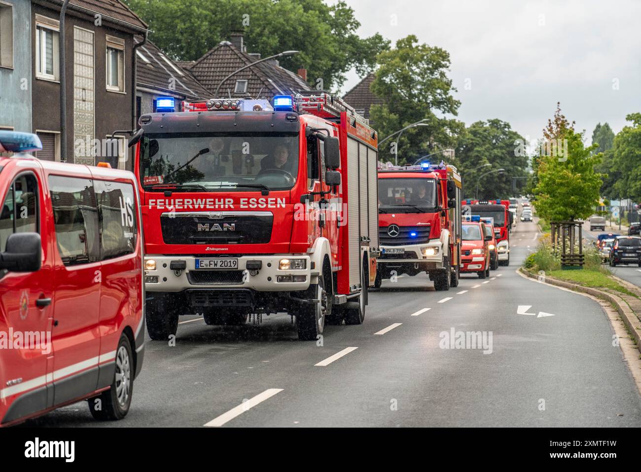 Feuerwehrfahrzeuge aus Essen, Mülheim und Oberhausen, mit 140 Feuerwehrleuten, auf dem Weg zu einer Einsatzübung, Säulenantrieb mit 30 Einsatzfahrzeugen Stockfoto