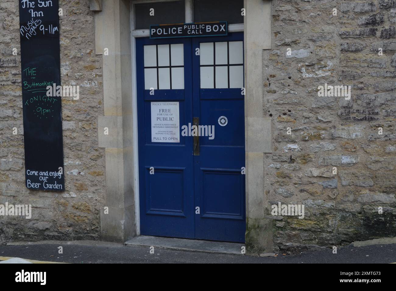 Das Sun Inn in der Catherine Street mit einer TARDIS-inspirierten Police Box Tür. Frome, Somerset, England, Vereinigtes Königreich. Juni 2024. Stockfoto