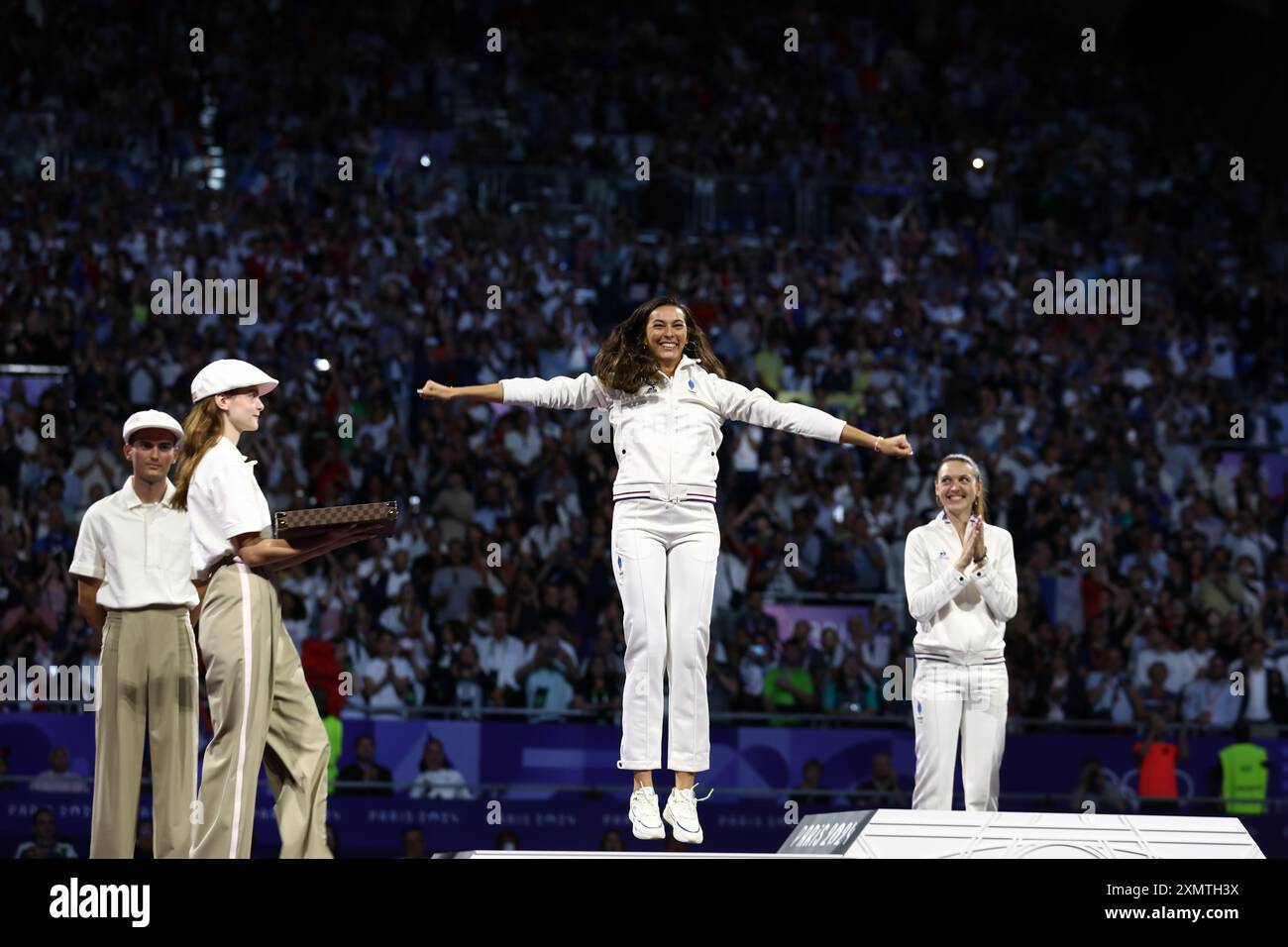 29. Juli 2024, Paris, Ile de France, Frankreich: Silbermedaillengewinnerin SARA BALZER aus Frankreich springt vor Freude während der SIEGEREHRUNG des individuellen Sabre der Fechten Frauen bei den Olympischen Spielen 2024 in Paris (Foto: © Mickael Chavet/ZUMA Press Wire) NUR ZUR REDAKTIONELLEN VERWENDUNG! Nicht für kommerzielle ZWECKE! Stockfoto